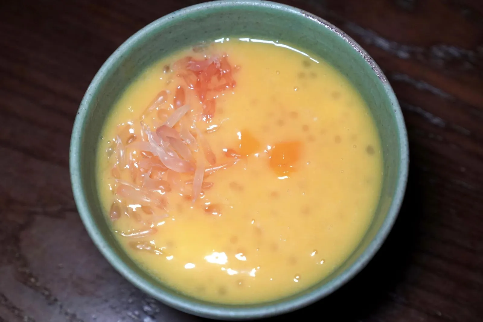 Chilled Mango and Sago Cream with Pomelo and Beancurd Jelly (38 CNY+) สาคูมะม่วงเย็นให้รสชาติตามมาตรฐาน ความหวานและละมุนของครีมมะม่วงยังไม่ได้ทำให้เรารู้สึกว้าวมากนัก ส่วนส้มโอมีความฉ่ำ เมล็ดสาคูมีความหนึบพอประมาณ (14/20)