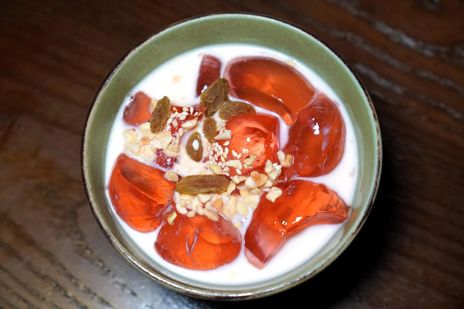 Sakura Sichuan Jelly (18 CNY+) ปิดท้ายด้วยเจลลี่เสฉวนให้เนื้อสัมผัสเคี้ยวสู้ฟันโดยมีกลิ่นหอมของดอกซารุระอยู่ด้วย เชฟเพิ่มความหนึบด้วยลูกเกดรวมไปถึงความกรอบของถั่วและงาขาว (14/20)