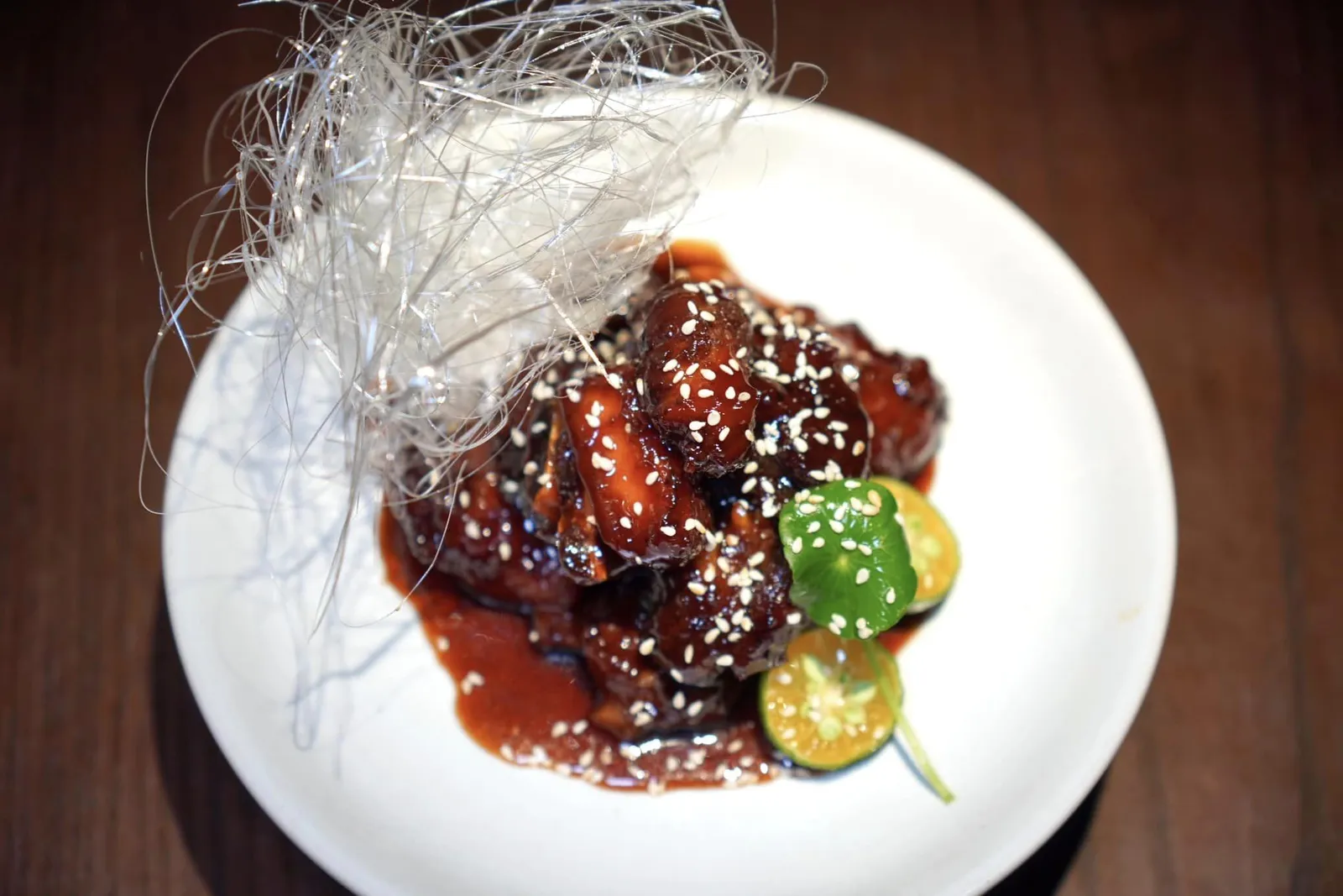 Sweet and Sour Pork Rib (88 CNY+) ซี่โครงหมูที่ผัดกับน้ำซอสจนได้รสชาติเปรี้ยวหวานเข้มข้น เนื้อหมูนุ่มจนร่อนออกจากกระดูกได้โดยง่าย หอมกลิ่นของงาขาว เราขอแนะนำให้บีบซิตรัสลงไปเพื่อบาลานซ์รสชาติโดยรวมให้ลงตัว (16/20)