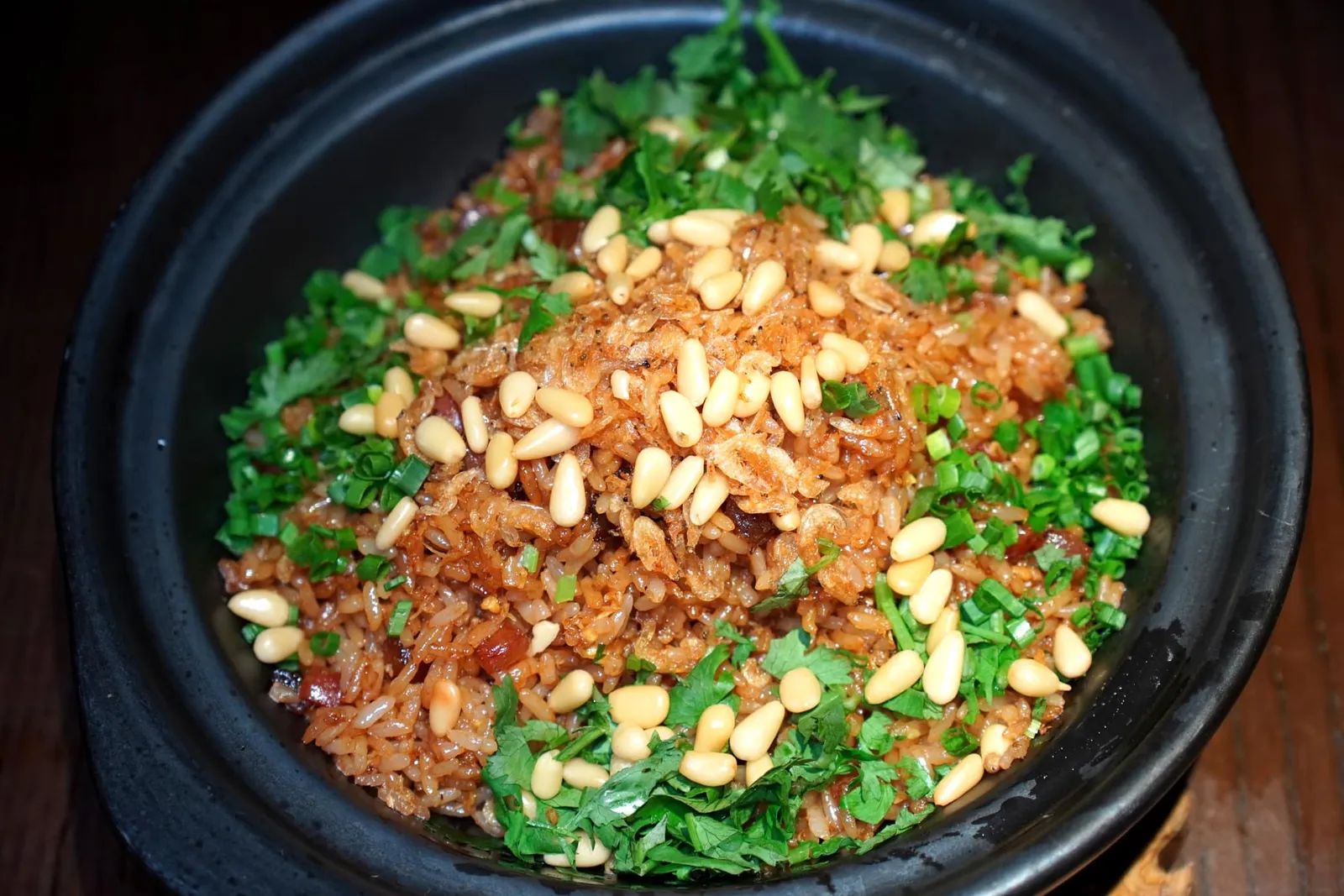 Fried Rice with Preserved and Smoked Meat (88 CNY+) ข้าวที่ผัดด้วยความร้อนสูงจนได้มาซึ่งความร่วนและสุกพอเหมาะของทุกเมล็ดข้าว เชฟเพิ่มความกรอบด้วยเมล็ดสน เพิ่มกลิ่นเฉพาะตัวด้วยต้นหอมซอยจำนวนมาก นอกจากนี้ยังมีรสชาติและความเปรี้ยวที่ได้จากกุนเชียงอีกด้วย (15/20)