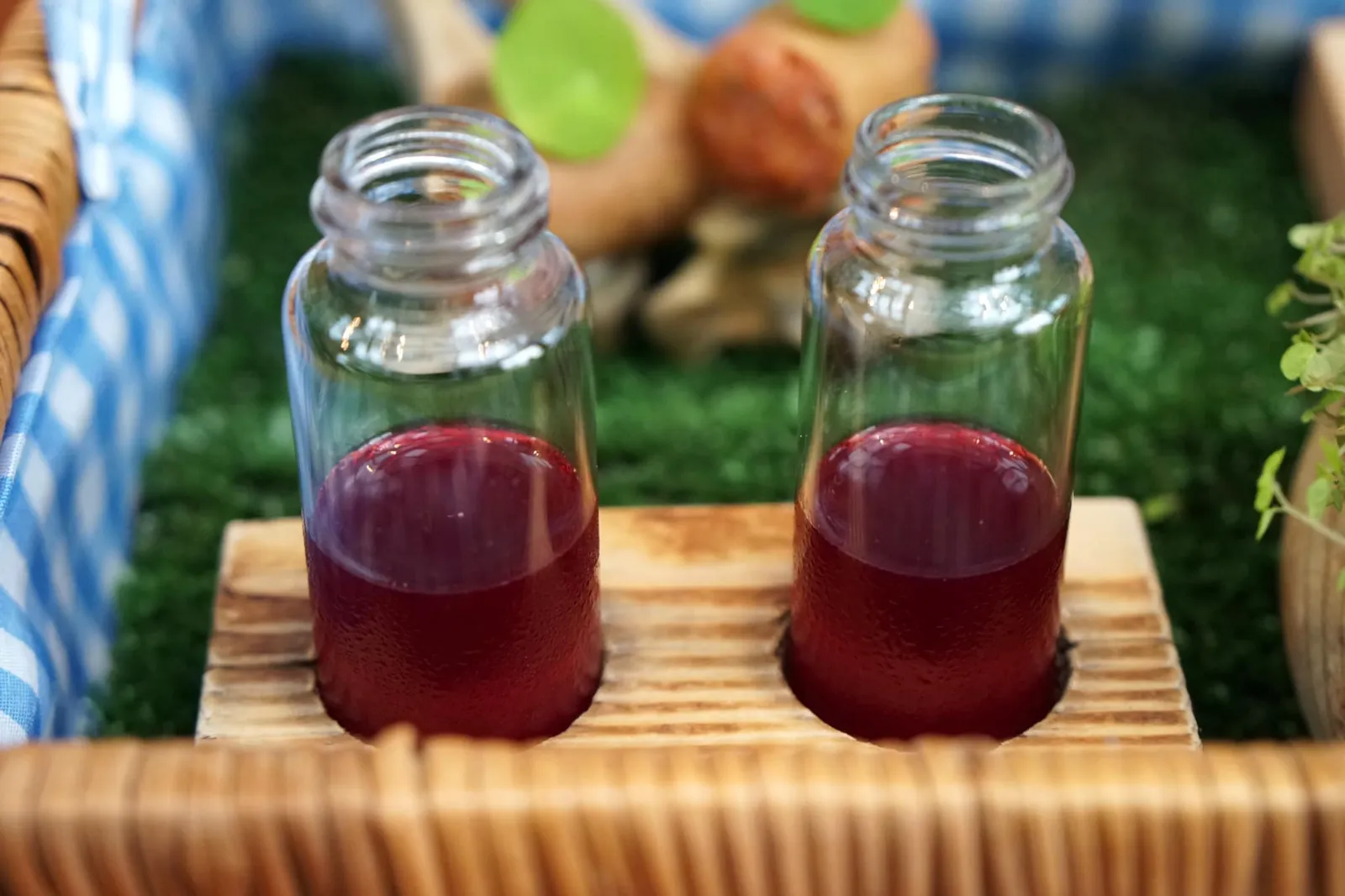 Hibiscus ปิดท้ายด้วยรีเฟรชเชอร์ล้างปากเป็นน้ำสีแดงสดทำมาจากดอกชบาใส่มาในขวดแก้วขนาดจิ๋ว มีรสเปรี้ยวอมหวานช่วยดับคาวอาหารคำก่อนหน้าทั้งหมด (20/20)