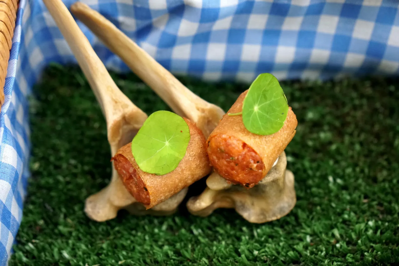 Smoked fish brioche ถัดมาคือขนมปังบริยอชแซนวิชนุ่มๆ ตรงกลางมีครีมสีขาวๆ กลิ่นหอม ทำมาจากแองโชวี่ที่นำไปรมควัน ความนุ่มของขนมปังจับคู่กับความเนียน นวล ของครีมแองโชวี่ได้อย่างดี สุดยอดมากๆ (20/20)
