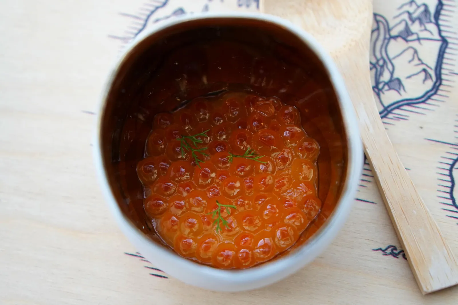 Smoked salmon roe ไข่ปลาแซลมอนถูกรมควันด้วยฟางจนมีกลิ่นหอม มีสีส้มเข้มสวยงาม มีเนื้อสัมผัสเหนียวหนึบขึ้นมามากกว่าไข่ปลาแซลมอนทั่วไป ด้านล่างมีองค์ประกอบของ Pickled citrus jelly โดยเชฟนำผลไม้ซิตรัสรสเปรี้ยวหลายอย่าง เช่น ส้มมือ มะนาว เลมอน ส้ม มาดองกับหนังของปลาแซลมอนเอาไว้ในขวดโหลจนเกิดเป็น Brine สูตรลับของทางร้าน จากนั้นจึงนำมาขึ้นรูปเป็นเจลลี่เพื่อใส่ลงมาที่ก้นถ้วยให้ทานคู่กันกับไข่ปลาแซลมอนรมควัน ตอนทานให้ตักจากก้นถ้วยเพื่อให้ติดเจลลี่มาด้วย ตักเข้าปากจะรับรู้ได้ถึงรสเปรี้ยวของเจลลี่เเละความมันเฉพาะตัวของไข่ปลาเซลมอน … ส่วนของเนื้อสัมผัสของไข่ปลาเคี้ยวหนึบมากกว่าไข่ปลาทั่วๆไปที่ไม่ผ่านการรมควัน ความหนึบของเจลลี่ที่ต่างไปจากไข่ปลาทำให้เกิดมิติทางเนื้อสัมผัสขึ้นมาในปาก … สุดท้ายที่เด่นชัดสุดๆคือกลิ่นหอมของไข่ปลาแซลมอนรมควันฟางที่อบอวลอยู่ในปาก เสริมด้วยกลิ่นอ่อนๆของผลไม้รสเปรี้ยว จัดเป็นจานที่ทำออกมาได้อย่างซับซ้อนเเละน่าทึ่งมากๆ (20+/20)