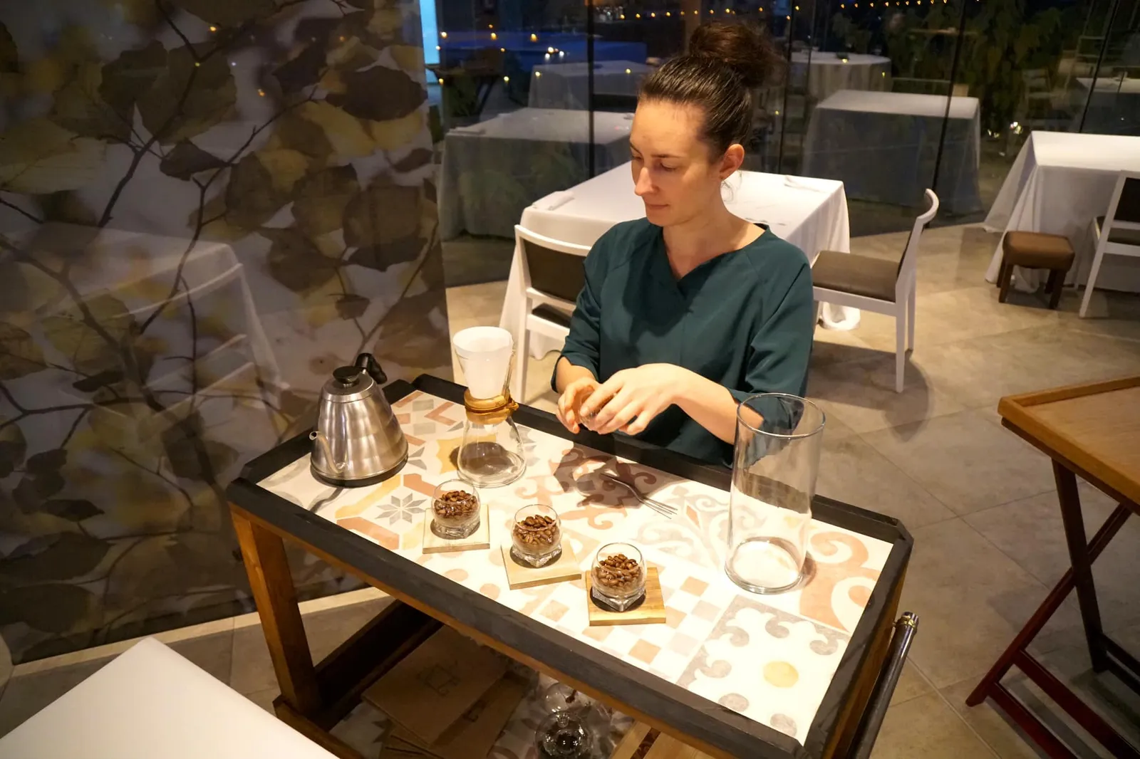 Coffee ห้ามพลาดที่จะลองชิม Filtered coffee หรือกาแฟดริปคุณภาพสูงที่ร้านเสิร์ฟคู่กับเปอตีส์โฟว์