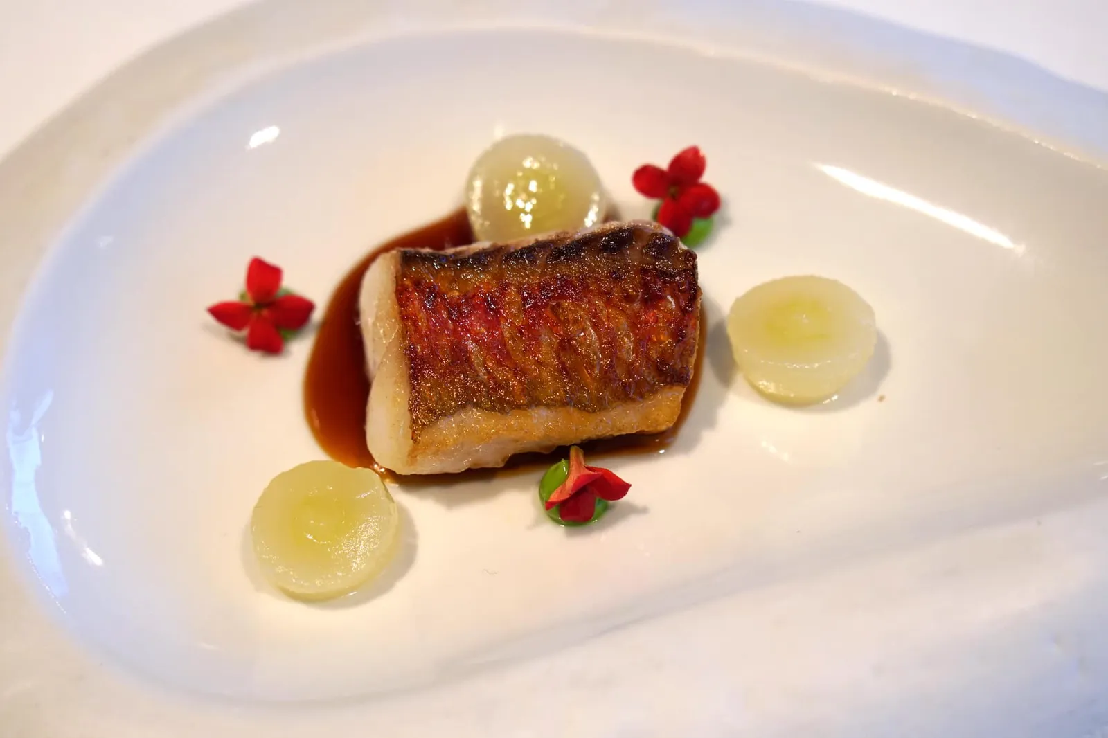 RED MULLET in two services: Flame roasted red mullet Grilled red mullet, red peppers juice on charcoal, and parsley สำหรับ Second Service ของคอร์สนี้ เป็นฟิลเลท์ของปลาเรดมัลเลท โรยด้วยเกลือและพริกไทยแดง ย่างมาแบบหนังกรอบ หอมกลิ่นพริกไทย ข้างกันคือพูเรทำจากพาสลีย์ เสิร์ฟให้ทานกับ Marinated Grape หรือองุ่นขาวปอกเปลือก มีรสหวาน ทานสลับกับเนื้อปลา เข้ากันได้ดี (19/20)