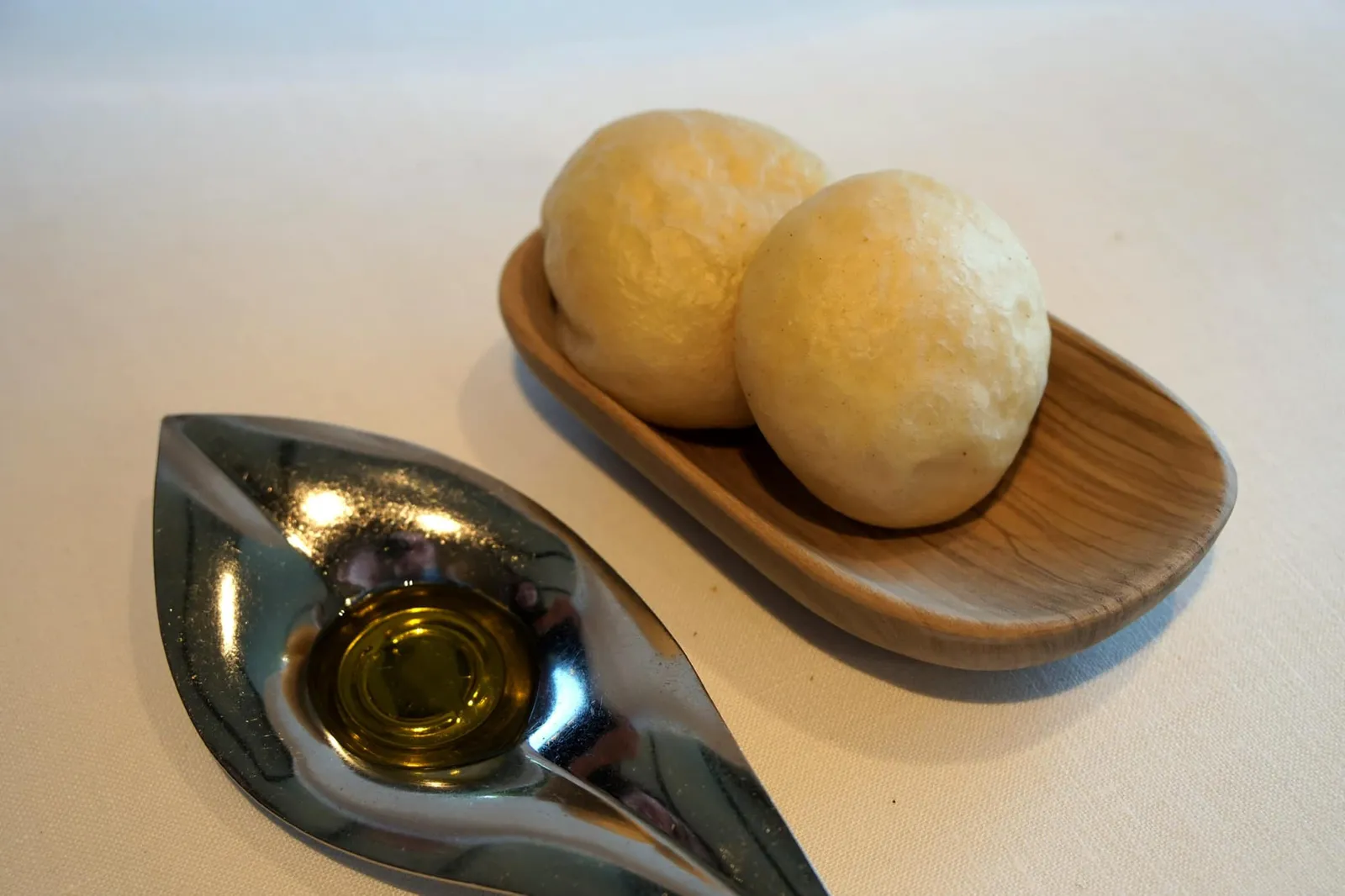 MILK BREAD ถัดมาทางร้านจะนำเสิร์ฟขนมปังนมจาก Juan Zabala’s farmhouse ตัวขนมปังนุ่ม หอมกลิ่นนม กัดเเล้วข้างในเบาเหมือนฟองน้ำ ทานคู่กันกับน้ำมันมะกอกจากภูมิภาค La Rioja ที่ปกติจะขึ้นชื่อในเรื่องของไวน์ชั้นเลิศ หรือจะทานเปล่าๆก็อร่อยไม่แพ้กัน (19/20)