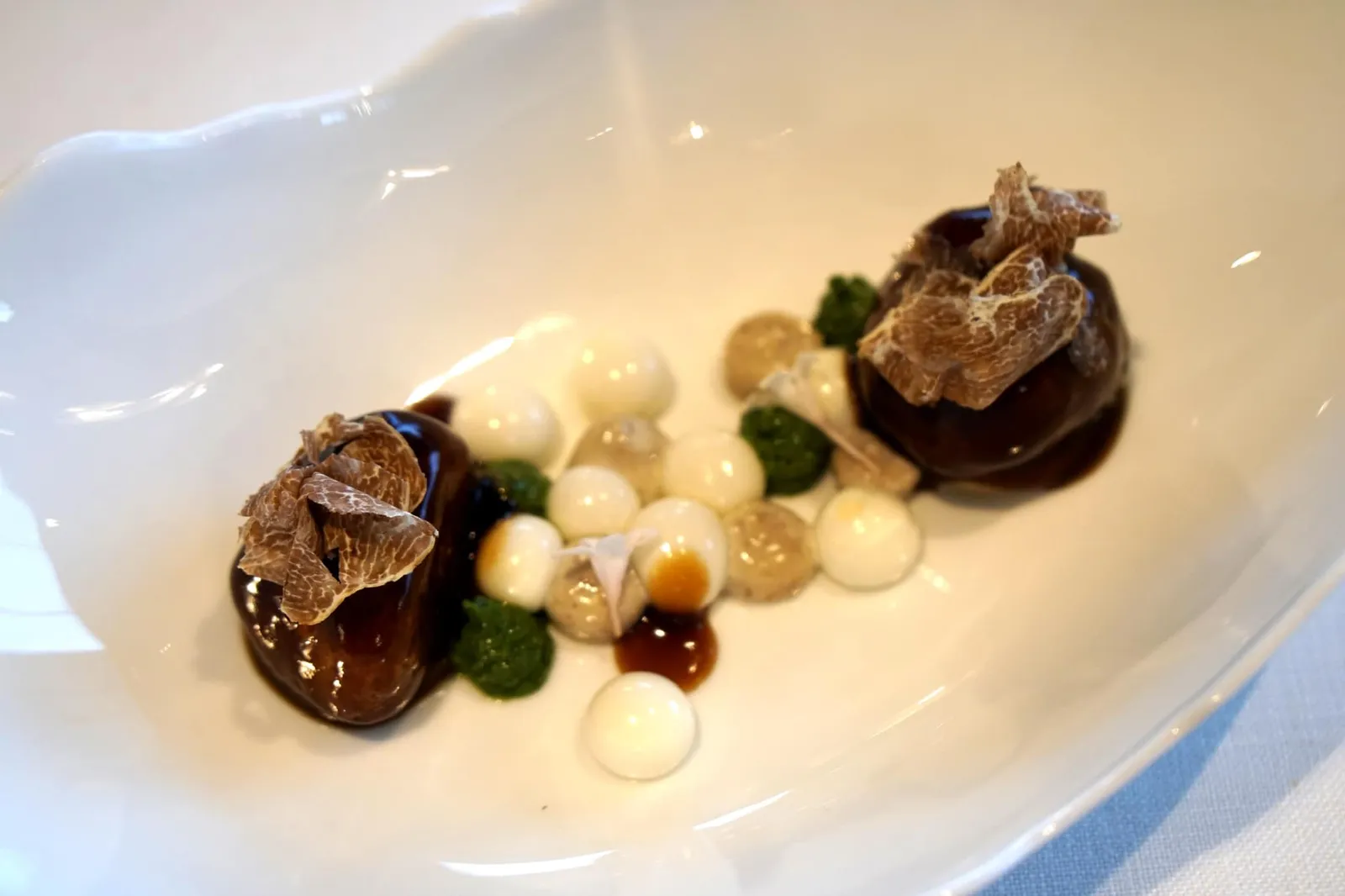 Iberian PORK: “Castañeta”, Idiazabal cheese bonbon, pesto and white truffle จานสุดท้ายสำหรับอาหารคาวในค่ำคืนนี้คือหมูดำไอบีเรียที่ถูกนำมาทำเป็นเมนูพื้นบ้านอย่าง Castañeta ทานคู่กับบอนบอนทรงกลมสองสี สีขาวทำจากอิดีอาซาบัลซึ่งเป็นชีสท้องถิ่นของภูมิภาค Basque Country ส่วนสีเขียวทำมาจากเปสโต้หรือใบเบซิล ทอปด้านบนด้วยไวท์ทรัฟเฟิลสไลด์ เนื้อหมูดำไอบีเรียมีเนื้อสัมผัสนุ่มลิ้นมากๆ เเละยังมีกลิ่นหอมถั่วซึ่งเป็นเอกลักษณ์ของเนื้อหมูชนิดนี้เข้ากันกับกลิ่นของชีส, ใบเบซิลในซอสเปสโต้ เเละกลิ่นของไวท์ทรัฟเฟิลได้เป็นอย่างดี (20/20)