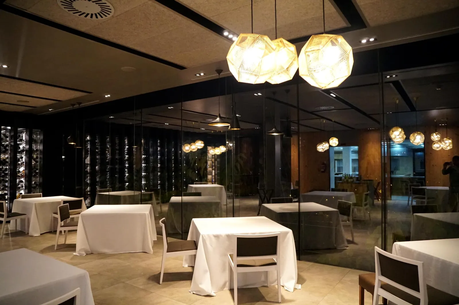 สำหรับร้าน Azurmendi ใหม่มีปรัชญาในการออกแบบโดยผสมผสานอาหารรสเลิศ, ศิลปะ, ธรรมชาติ และความยั่งยืนซึ่งเป็นจุดเด่นของร้าน Azurmendi เข้าไว้ด้วยกัน สังเกตได้จากการทำผนังร้านให้เป็นอาคารกระจกเกือบทั้งหลังโดยผสมผสานการก่อสร้างยุคใหม่เข้ากับธรรมชาติบนยอดเขาได้อย่างกลมกลืน