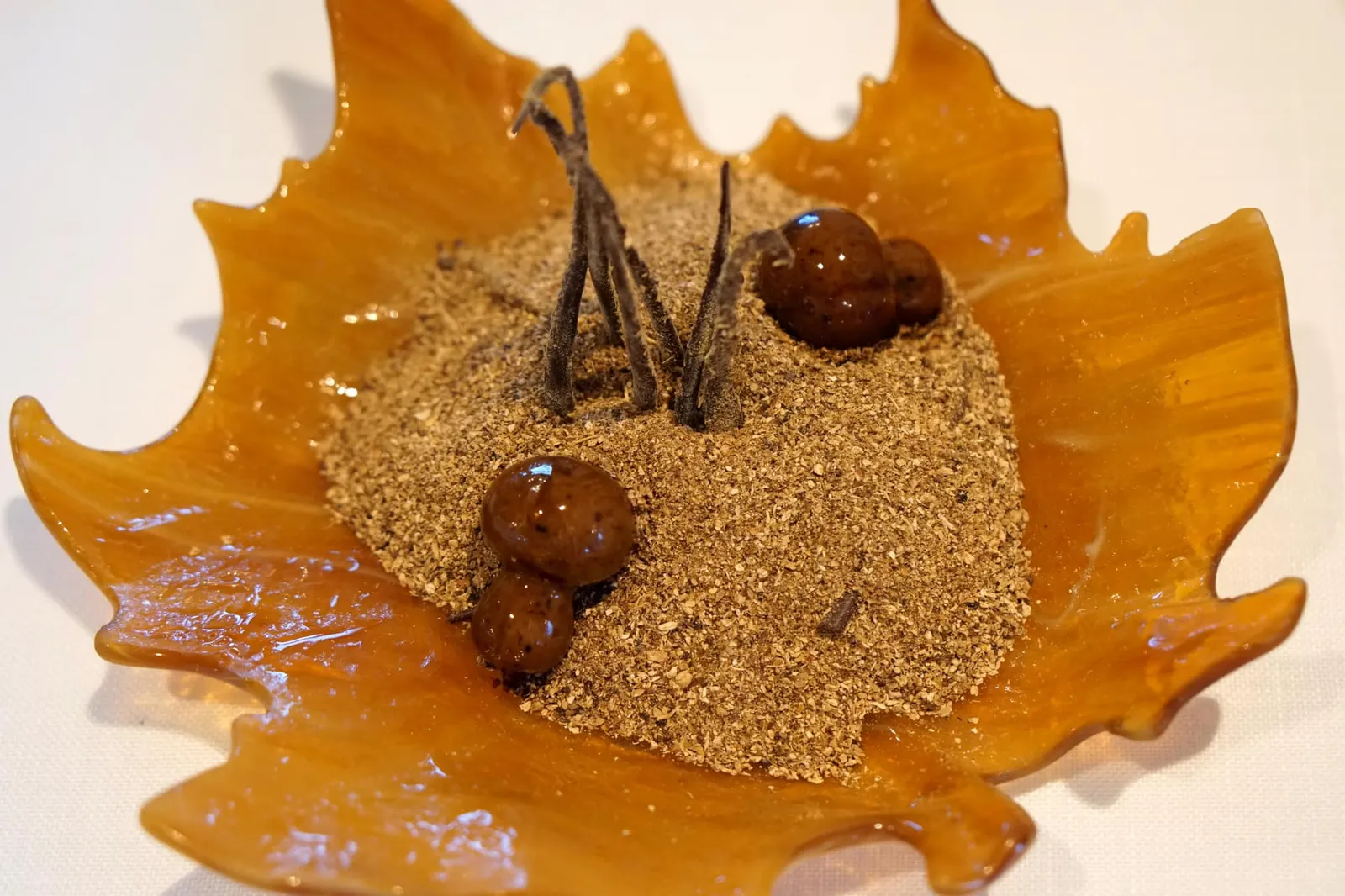 MUSHROOMS PRALINÉ อาหารอย่างเป็นทางการจานเเรกของคอร์ส Adarrak คือ Mushrooms in different textures เป็นพราลีนทำจากเห็ด และขึ้นรูปเป็นทรงเห็ด ตอนหยิบทานจะติดผงด้านล่างขึ้นมาด้วย เนื้อสัมผัสพราลีนนุ่มลิ้นมากๆ มีกลิ่นหอมของเห็ดเเต่ไม่มีรสขมปนมาเลย ตอนเคี้ยวมีเนื้อสัมผัสเบา เเทบจะละลายในปาก น่าทึ่งมากที่เชฟนำเห็ดมาทำเป็นพราลีนแบบนี้ได้ แถมยังอร่อยอีกด้วย (19/20)