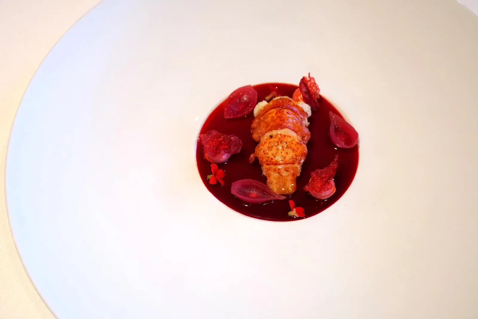 Roasted and peeled LOBSTER, juice, coffee butter, and purple onion from Zalla จานถัดมาเพียงเเค่ยกมาวางบนโต๊ะ เราถึงกับต้องร้องว้าวออกมาดังๆถึงความสวยงามของจานนี้ 😲