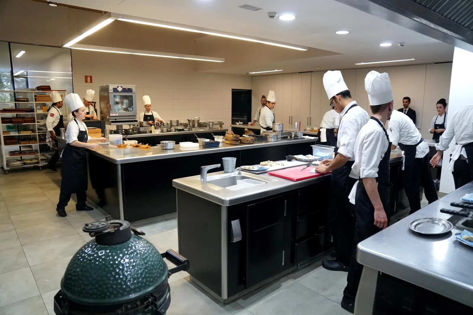 👨🏻🍳 ~THE KITCHEN~ ถึงเวลาบอกลาในห้องครัว เเต่ไม่ต้องเป็นห่วงไป เพราะที่ห้องทานอาหารหลักก็สามารถมองเห็นครัวผ่านกระจกใสได้อย่างชัดเจน