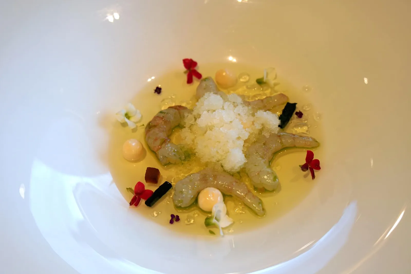 SHRIMP, vegetable juice and frozen tomato ถัดมาคือ Marinated shrimps หรือกุ้งขาว เนื้อ “เด้ง” มาก มีรสหวานบ่งบอกถึงความสดของเนื้อกุ้งได้อย่างดี วางมาบน vegetables gel เป็นเจลลี่ทำจากผักหลายชนิด มีเนื้อสัมผัสเคี้ยวหนึบ ทรงกลมข้างๆตัวกุ้งคือ Shrimp emulsion ส่วนเกล็ดน้ำเเข็งด้านบนคือกรานิต้าทำจากน้ำมะเขือเทศ มีรสเปรี้ยวอุมามิซึ่งนอกจากจะให้รสชาติที่เเตกต่างเเล้วยังช่วยทำให้รสหวานธรรมชาติของเนื้อกุ้งเด่นขึ้นมาเป็นเท่าทวีคูณ ข้างกันคือดอกไม้ทานได้จากเรือนกระจกบริเวณชั้นบนสุดของร้านช่วยตกแต่งจานให้สวยงามมากยิ่งขึ้น (20/20)