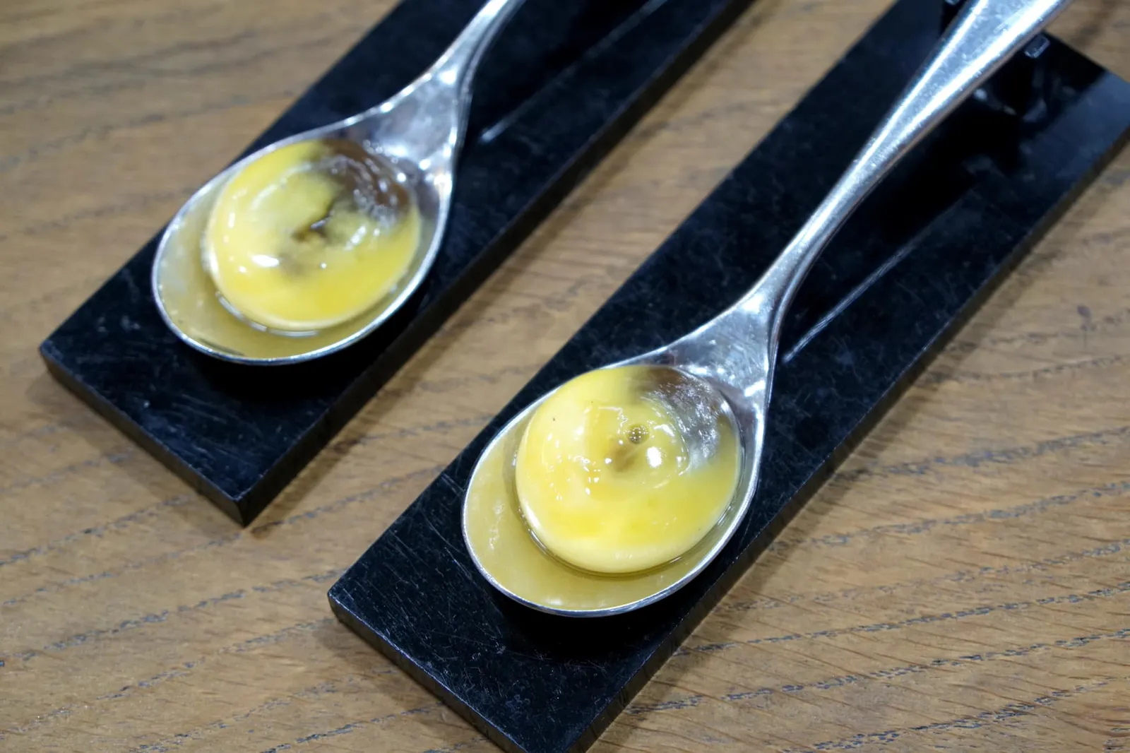 Truffled egg ตอนทานเข้าไปไข่แดงพร้อมซุปทรัฟเฟิลอุ่นๆจะเเตกระเบิดออกมาในปาก เราจะรับรู้ได้ถึงความข้นและครีมมี่ของไข่แดงผสานกับกลิ่นดินซึ่งเป็นเอกลักษณ์ของเห็ดทรัฟเฟิลเข้ากันอย่างลงตัวจนใครก็ตามที่ได้ลิ้มลองต้องร้องว้าวออกมาดังๆ เมนูที่ใช้วัตถุดิบหลักเพียงสองอย่างเเต่มีรสชาติที่ซับซ้อน มี Wow Factor สูงมากๆสมกับที่เป็นหนึ่งในห้องอาหารที่ดีที่สุดแม้กระทั่งในบรรดาห้องอาหารระดับ 3 ดาวมิชลินด้วยกัน (20/20)