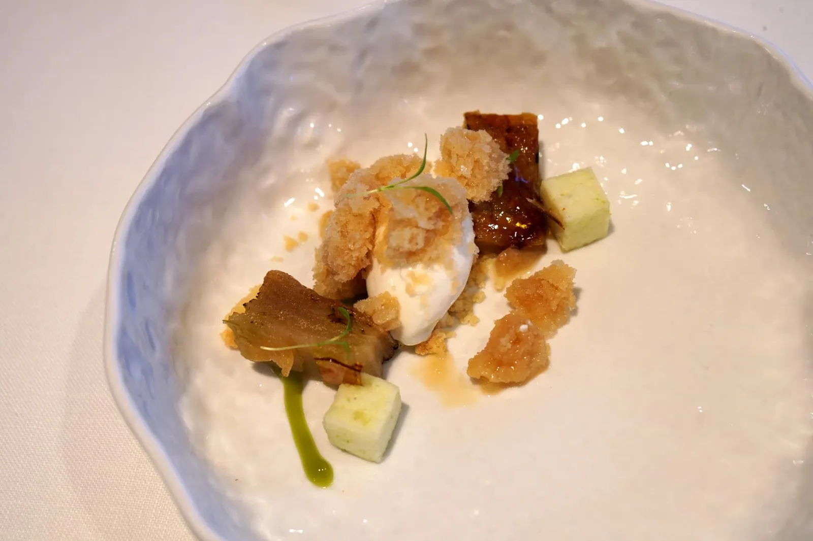 APPLE, yogurt, rocket and frozen cider ส่วนอีกจานคือแอปเปิ้ลทาร์ต ทานคู่กับไอศกรีมโยเกิร์ต ทอปด้านบนด้วย Frozen cider ขนาบข้างด้วย Apple in different preparation แน่นอนว่าแอปเปิ้ลกับโยเกิร์ตเป็นการจับคู่คลาสสิคอยู่เเล้ว รสเปรี้ยวหวานของเเอปเปิ้ลทำให้เกิดมิติทางรสชาติกับโยเกิร์ต แอปเปิ้ลทาร์ตมีความหวาน หอม ถือว่าทำออกมาได้ดี เเต่ยังไม่ว้าวเทียบกับจานอื่นๆที่ผ่านมา (17/20)