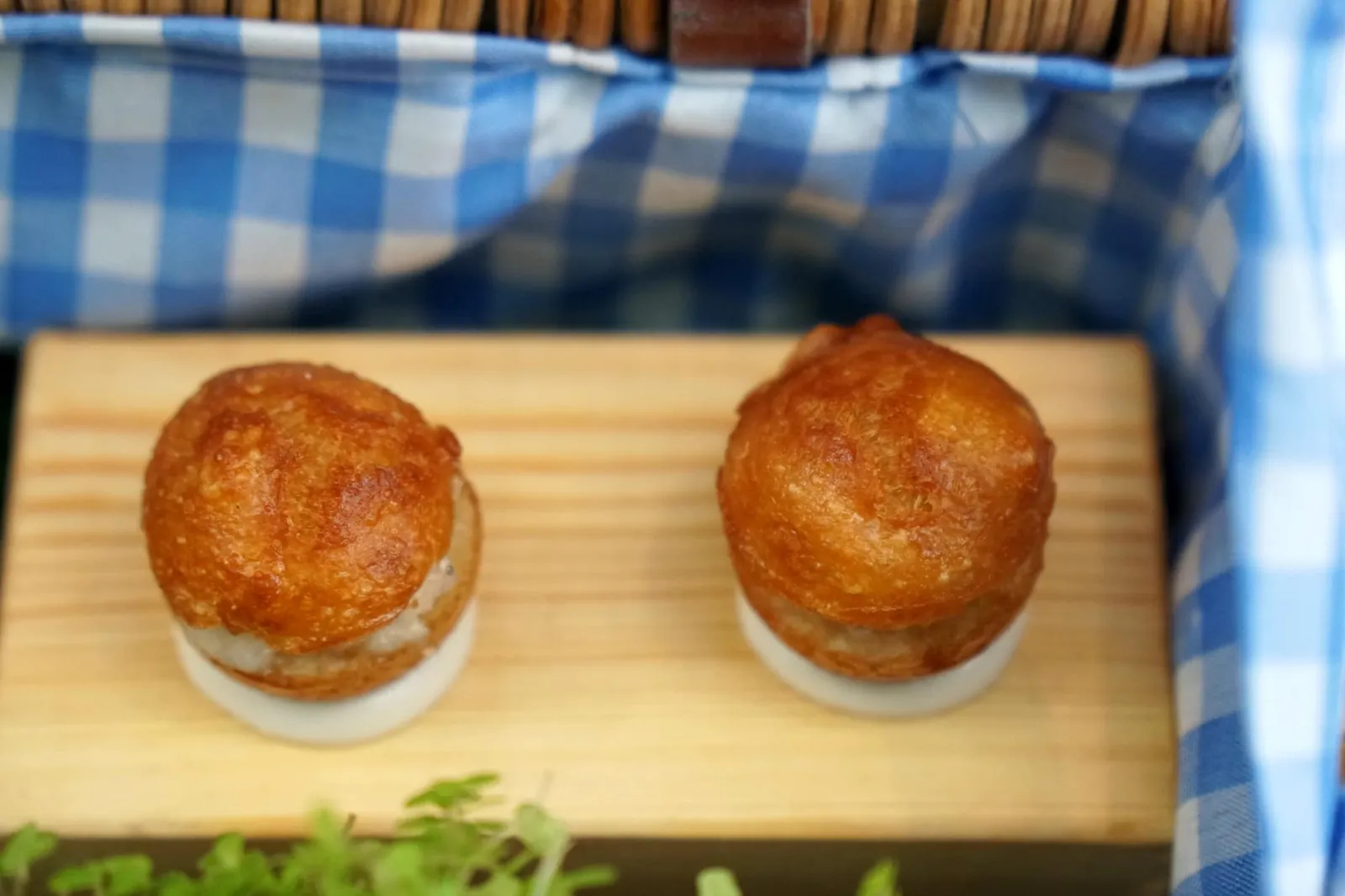 Tartar of “Ibérico” ทีเด็ดของตะกร้าปิคนิคอยู่ที่ชิ้นนี้เลย … ทาทาร์เนื้อหมูดำ Secreto Iberico ซึ่งถูกยกให้เป็นแฮมที่ดีที่สุดในโลก เสิร์ฟมาแบบ ”ดิบ” มีเนื้อสัมผัสนุ่ม ละมุนลิ้น ตอนเคี้ยวจะได้กลิ่น Nutty aroma คล้ายถั่วจากการที่หมูถูกเลี้ยงมาด้วยลูกโอ้กตลอดชีวิต และเป็นกลิ่นเฉพาะตัวของแฮมที่ทำมาจากหมูดำอิเบอริโก้ นอกจากนี้ยังมีส่วนผสมของวาซาบิเล็กน้อยช่วยลดทอนความมันจากเนื้อหมูลงไปจนอยู่ในระดับพอเหมาะ ตอนที่ทานเข้าไปถึงกับต้องร้องว้าวออกมาเลยทีเดียว (20+/20) ปล. เนื้อหมูอิเบอริโก้สามารถทานดิบได้ เเละมีเสิร์ฟทั่วไปเป็นปกติตั้งเเต่ร้านอาหารริมทางจนถึงร้านอาหารระดับติดดาวมิชลิน