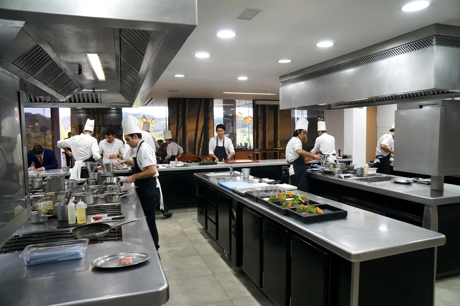 👨🏻🍳 ~THE KITCHEN~ หลังจากจบอาหารทานเล่นทั้ง 4 อย่างพนักงานจะพาเราเดินเข้าสู่บริเวณครัว ภายในมีพนักงานจำนวนมากกล่าวทักทายลูกค้าพร้อมกัน (นึกถึงร้านอาหารญี่ปุ่นตะโกนต้อนรับลูกค้าเวลาเดินเข้าร้าน)