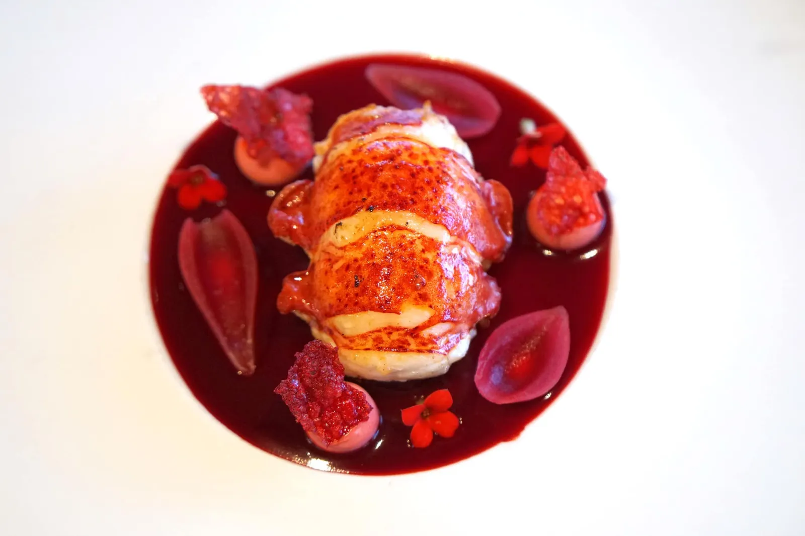Roasted and peeled LOBSTER, juice, coffee butter, and purple onion from Zalla นี่คือจานที่นำ 3/4 ของกุ้งนับจากส่วนหัวเชฟนำไปย่างจนสุกพอดี เนื้อกุ้งเด้งสู้ฟัน มีรสหวานธรรมชาติ ทานกับครีมสีชมพูคือ Lobster Emulsion ด้านบนคือ Crispy Lobster ส่วนน้ำสีแดงด้านล่างคือ Lobster Juice ทานคู่กับ Pickled Purple Onion หรือหอมแดงดองซึ่งเป็นสินค้าขึ้นชื่อจาก Zalla เมืองเล็กๆในหุบเขาของเเคว้น Basque Country รสเปรี้ยวเบาๆของหอมแดงดองช่วยชูความหวานของเนื้อล็อบสเตอร์ให้เด่นชัดมากยิ่งขึ้น เเต่ไม่มีกลิ่นของหอมแดงเจือปนเข้ามาเลย สุดยอดจริงๆ จานนี้เป็นอีกหนึ่งจานที่เเสดงถึงศักยภาพของห้องอาหารชั้นนำระดับ 3 ดาวมิชลิน เชฟสามารถทำองค์ประกอบที่หลากหลายจากวัตถุดิบเพียงอย่างเดียว มีความเรียบง่าย สวยงาม และยังได้ผลลัพธ์ออกมาน่าประทับใจ (20/20)