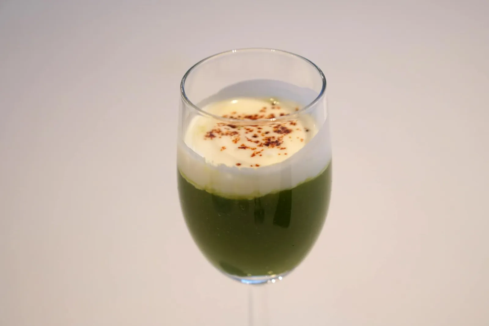 APPLE, yogurt, rocket and frozen cider อาหารหวานคอร์สถัดมาถูกแบ่งออกเป็นสองจาน อย่างเเรกเสิร์ฟมาคล้ายเครื่องดื่มทำมาจากเเอปเปิ้ลเขียว ใบร็อคเก็ต เเละทอปด้านบนด้วยสไปซ์เบาๆ รสชาติคล้ายน้ำแอปเปิ้ลผสมผัก ทานเเล้วรู้สึกสดชื่น (18/20)