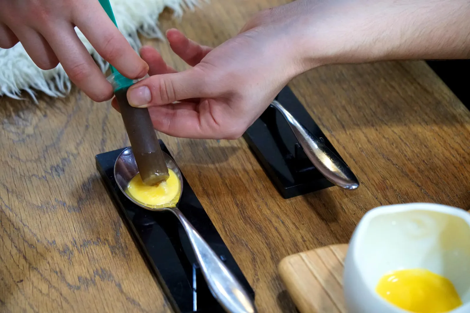 Truffled egg นำไซริ้งฉีดยาเจาะรูเล็กๆด้านบนและดูดบางส่วนของไข่แดงออกมา จากนั้นดูดซุปทรัฟเฟิลร้อนๆใส่ลงไปแทนในปริมาณใกล้เคียงกัน ซุปร้อนๆจะทำให้ไข่แดง "สุกจากข้างในออกมาข้างนอก" มีการเปลี่ยนของสีไข่จากแดงเข้มจนเป็นสีส้มอ่อน เราเรียกเทคนิคนี้ว่า "Cooked Inside Out" จากนั้นตั้งทิ้งไว้จนได้อุณหภูมิที่พอเหมาะเเล้วเสิร์ฟให้ทานทันที (20/20)