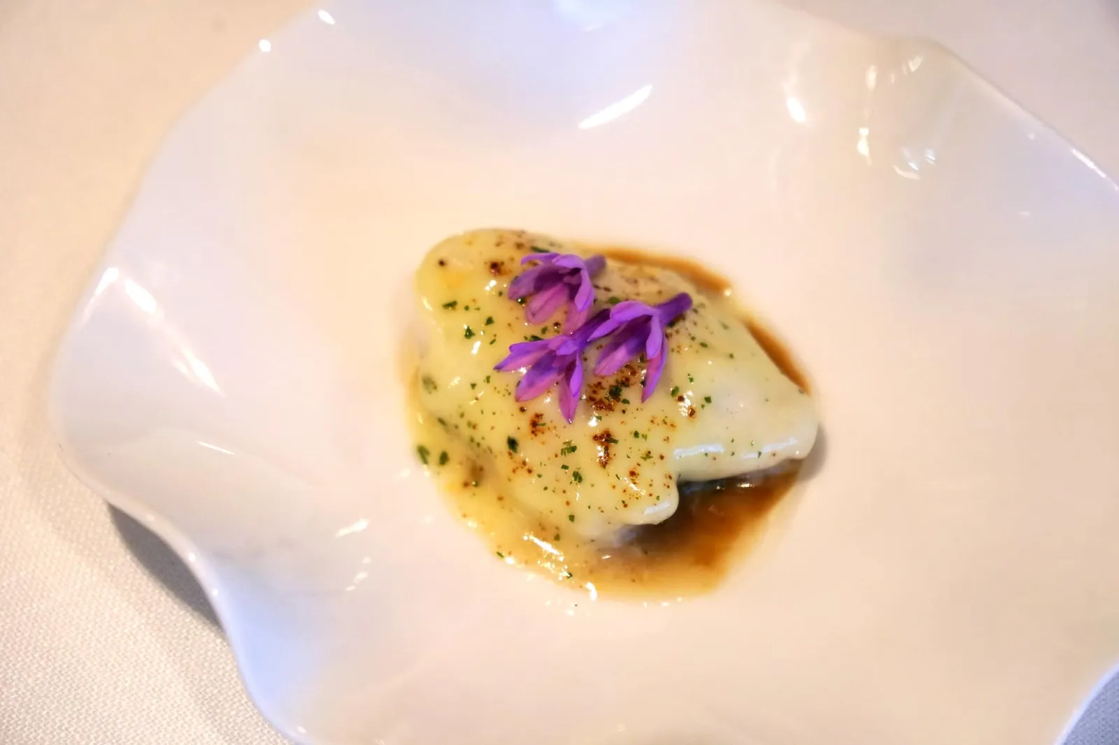 Cod “KOKOTXA”, flower and garlic soup เริ่มจากฝั่งของโคคอทช่า เชฟนำส่วนคางของปลาค็อดไปโพชในน้ำมันมะกอก จากนั้นนำไปคลุกเคล้ากับ Pil Pil Sauce เป็นซอสที่มีความหนืดจากเจลาตินที่ได้จากคางปลาค็อดผสมกับน้ำมันมะกอก ทอปด้านบนด้วยหน่อไม้ฝรั่งและดอกกระเทียม (Garlic flower) ที่จากสวนในเรือนกระจกบนชั้นดาดฟ้าของร้านนี่เอง ส่วนคางของปลาค็อดมีเนื้อสัมผัสที่เป็นเอกลักษณ์มากๆ มีความนุ่ม เเต่ไม่นิ่มซะทีเดียว มีความเด้งสู้ฟัน เเต่ไม่เเข็ง ซอสปิลปิลมีความหนืดเล็กน้อย เเต่ไม่ถึงกับเหนียวเป็นสไลม์ มีกลิ่นหอมของกระเทียมและเนื้อปลา อร่อยสุดๆ (20/20)