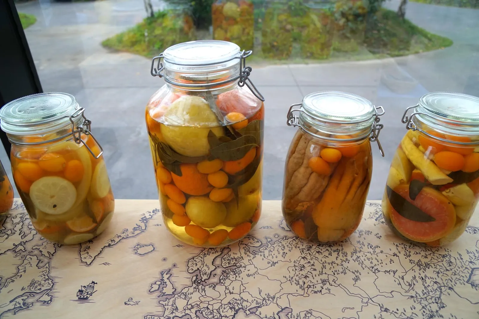 Smoked salmon roe ขวดดองน้ำ Brine ภายในมีองค์ประกอบของผลไม้รสเปรี้ยวหลายอย่าง เช่น ส้มมือ มะนาว เลมอน ส้ม