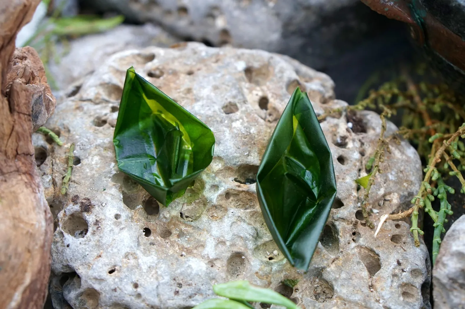 Algue origami จุดที่สามทางร้านนำเสิร์ฟอาหารสองอย่างคือโอริกามิรูปเรือทำมาจากสาหร่ายแห้ง เพียงเคี้ยวเบาๆ สาหร่ายกรอบจะเเตกออกเป็นชิ้นเล็กๆ มีรสเค็มอุมามิ มีกลิ่นหอมช่วยให้อยากอาหารเพื่อเตรียมพร้อมเข้าสู่ห้องทานอาหารหลัก (18/20)