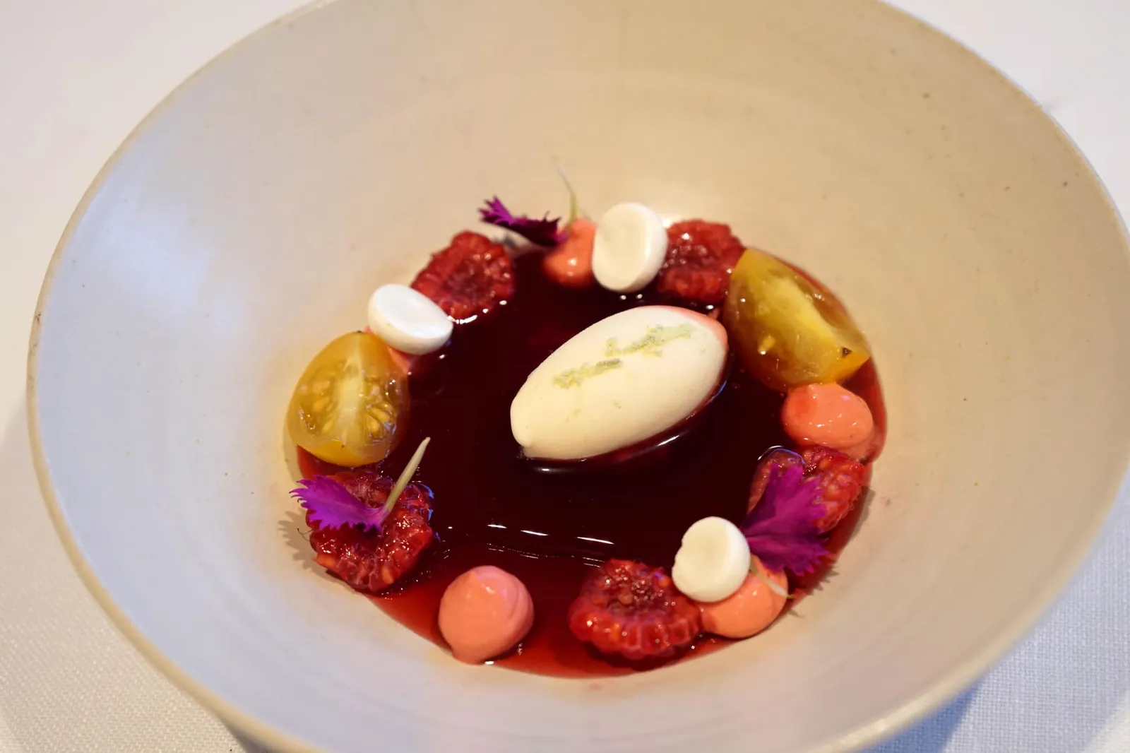 BERRIES, strawberries, tomato and wasabi ขนมหวานจานเเรกคือ Red Fruits หรือเบอร์รี่นานาชนิด นำมาทำเป็นเจลลี่ด้านล่างเเละซอสด้านบน นอกจากนี้ยังมีองค์ประกอบของสตรอว์เบอรี่ มะเขือเทศ ตัดรสด้วยไอศกรีมวาซาบิที่มีรสเผ็ดเบาๆ เเต่มีกลิ่นของวาซาบิตัดกับกลิ่นของเบอร์รี่เข้ากันได้อย่างไม่น่าเชื่อ ถือว่าทำออกมาได้แปลกเเละน่าสนใจมากๆ (19/20)