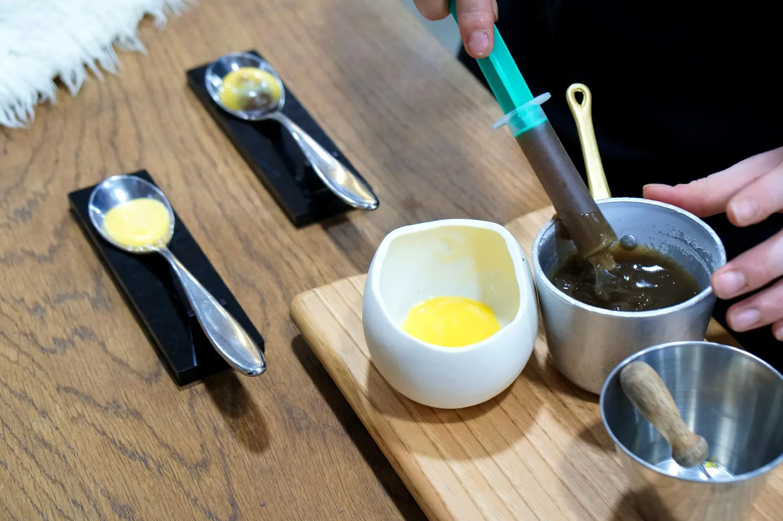 Truffled egg วิธีทำเริ่มมาจากการนำไข่ไก่ออร์แกนิคดิบๆ ที่ได้มาจากเเม่ไก่เลี้ยงแบบปล่อยซึ่งในที่นี้เป็นฟาร์มของทางร้านเอง ตอกลงไปในถ้วยแล้วกรองเฉพาะส่วนไข่แดงมาวางบนช้อนขนาดพอดีคำ (20/20)
