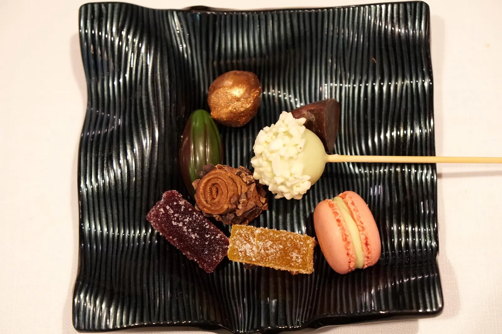 Petits fours ขนมเปอตีส์โฟว์รสชาติใช้ได้ประกอบด้วย White chocolate and basil lolipop, Hazelnut, Redfruit and mint macaron, Mango and curry jelly, Strawberry and back pepper jelly, Lime chocolate and smoked black tea, Marchmellow, Red wine chocolate (18/20)