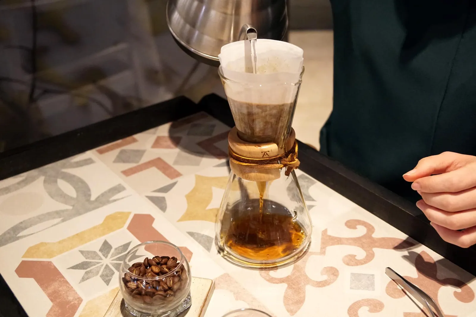 Coffee โดยพนักงานจะบดกาแฟกันสดๆ จากนั้นนำมาเทน้ำร้อนผ่านกระดาษกรองที่บนโต๊ะเราเลย