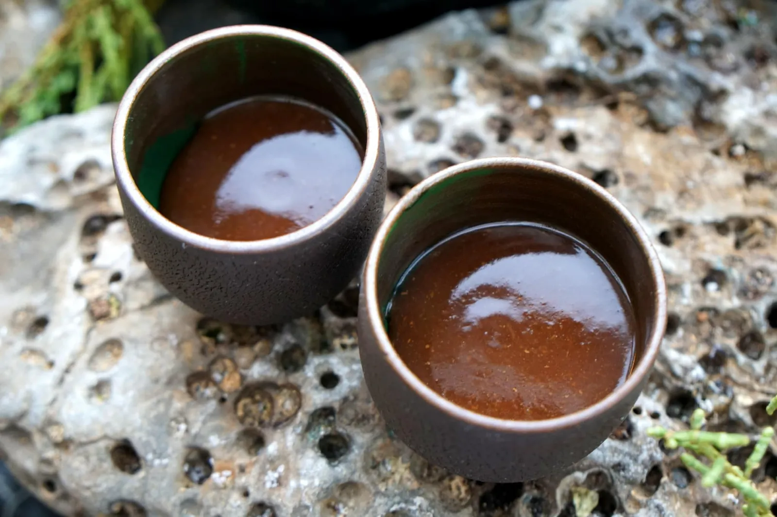 Mussel infusion ถ้วยข้างๆกันคือซุปที่ทำมาจากหอยแมลงภู่ พนักงานเล่าว่าในช่วงปลายปีเป็นช่วงที่หอยเเมลงภู่มีคุณภาพสูงที่สุดในแถบ Basque Country ตัวซุปมีกลิ่นหอมของทะเล มีกลิ่นหอยเเมลงภู่เพียงเบาๆ รสชาติเข้มข้น (คล้ายบิสก์) มีความกลมกล่อม ไม่มีกลิ่นคาวปนมาเเม้เเต่น้อย ขนาดคนไม่ชอบหอยแมลงภู่ยังต้องยกคะเเนน 20 เต็มให้ เเละถือเป็นหนึ่งในซุปที่อร่อยที่สุดเท่าที่เคยทานมาเลยทีเดียว (20+/20)