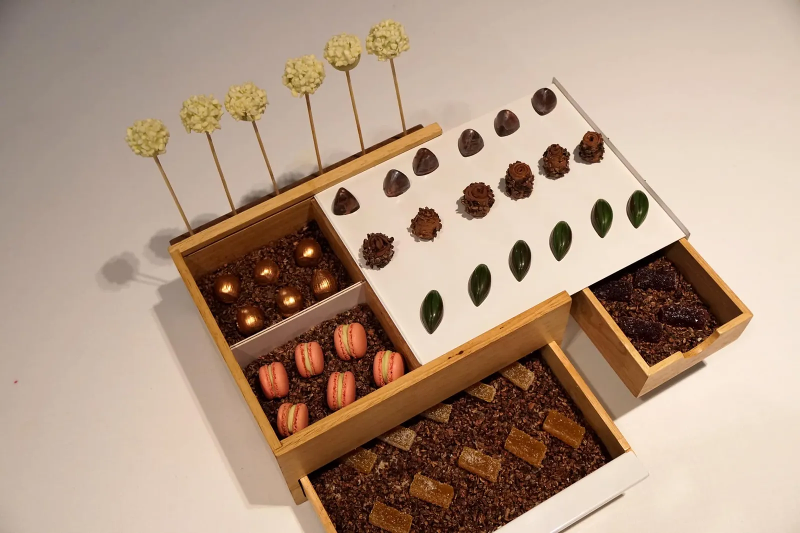Petits fours ปิดท้ายด้วยเปอตีส์โฟว์ที่นำเสนอมาเป็นเซ็ทขนาดใหญ่ (18/20)