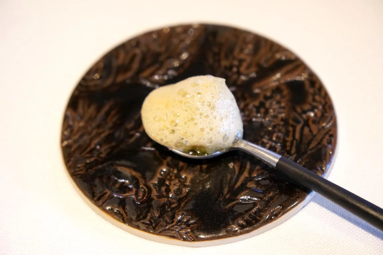 Roasted and peeled LOBSTER, juice, coffee butter, and purple onion from Zalla หากนำล็อบสเตอร์ทั้งตัวไปย่าง ส่วนหางกุ้งมักจะ overcook และเเข็ง เชฟจึงเเก้ปัญหาโดยการตัดเฉพาะ 1/4 นับจากปลายหายกุ้งมาทำเป็น Lobster tartare มีรสชาติหวานฉ่ำจากธรรมชาติ ด้านบนคือโฟมทำจาก Coffee Butter มีกลิ่นหอมเนยเเละกาแฟ บอกตามตรงดูจากหน้าตาไม่คิดว่าจะอร่อย เเต่พอลองทานเเล้วขอบอกเลยว่ากาแฟกับเนยเเละล็อบสเตอร์เป็นวัตถุดิบที่เข้าคู่กันอย่างลงตัวมากๆ สุดยอดจริงๆ (20/20)
