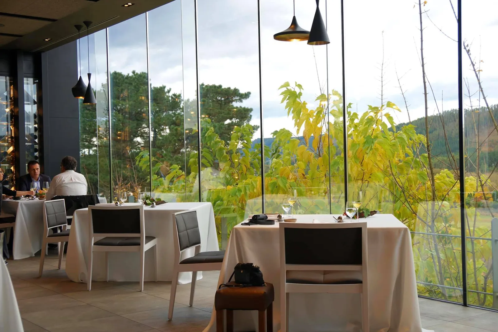 🍽 ~THE BALCONY~ สุดท้ายคือเซ็ทเมนูที่จัดเสิร์ฟในห้องทานอาหารหลัก หรือ ~THE BALCONY~ ภายในมีโต๊ะสี่เหลี่ยมขนาดใหญ่ปูด้วยผ้าสีขาว มีโคมไฟระย้าส่องจากบนเพดานเพื่อให้เเสงสว่าง ไฮไลท์คือวิวจากมุมสูงที่มองผ่านกระจกบานใหญ่ออกไปเห็นทางหลวงและภูเขาใหญ่น้อยมากมายซึ่งเป็นเอกลักษณ์ของภูมิภาค Basque Country สวยงามมากจริงๆ