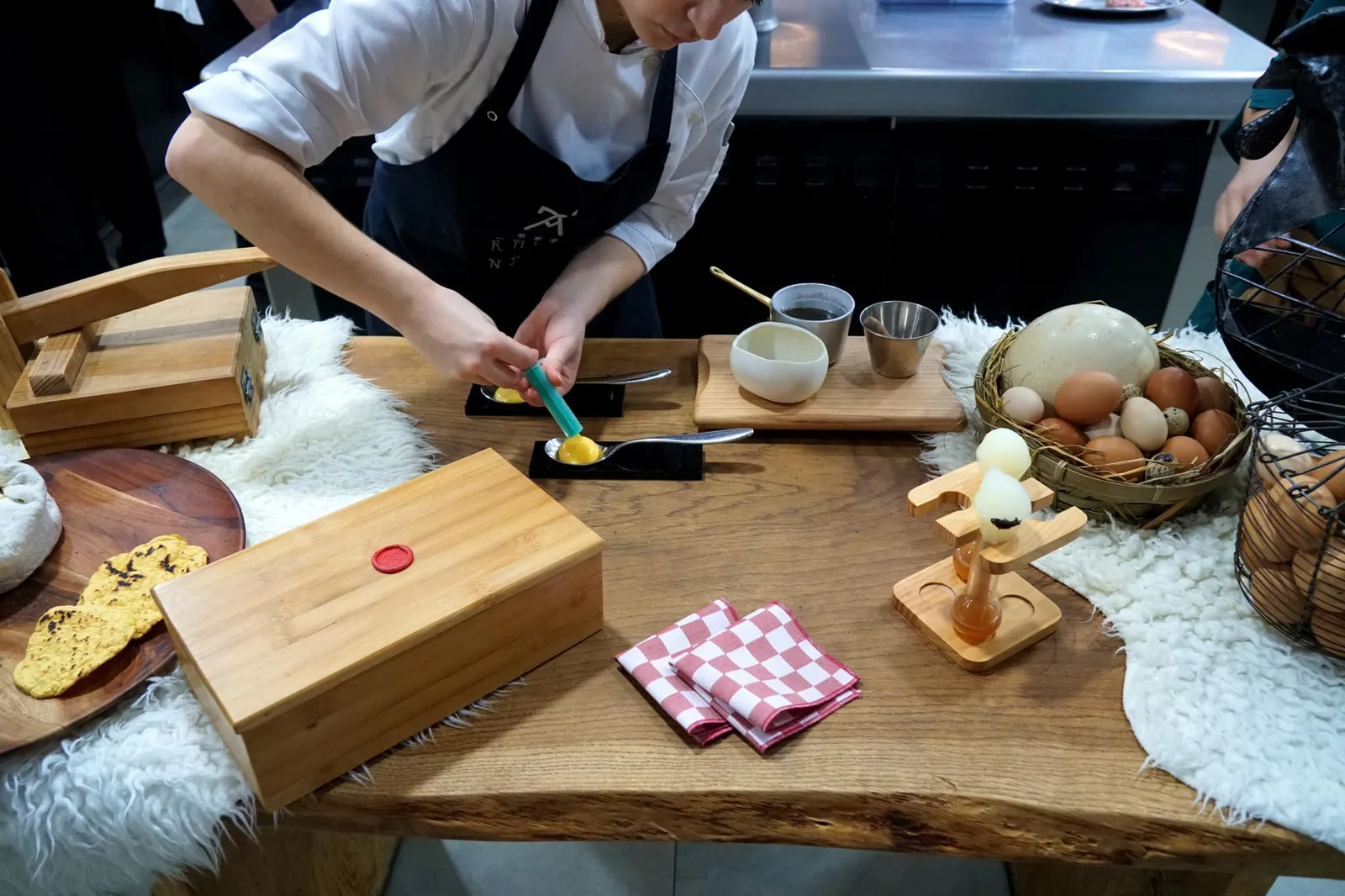 Truffled egg Truffled Egg หรือชื่อเต็มว่า Our Hens Egg, Cooked Inside Out หนึ่งในเมนูระดับพระกาฬของเชฟ Eneko Atxa เป็นเมนู Signature ชูโรงของห้องอาหาร Azurmendi และเป็นหนึ่งในเมนูที่เป็นกระเเสปากต่อปากในหมู่นักชิมตั้งเเต่อดีตจนถึงปัจจุบัน เพราะโดยปกติเล้วอาหารโมเลกุลมักมีวัตถุดิบจำนวนมาก มีเทคนิคการปรุงที่ซับซ้อน มีการผสมผสานของสารเคมีมากมายเพิ่อดึงความว้าวออกมาให้ได้มากที่สุด ตรงกันข้ามกับไข่ทรัฟเฟิลจานนี้ซึ่งเป็นอาหารโมเลกุลที่เรียบง่าย ใช้เทคนิคในการปรุงไม่มาก แต่แฝงด้วยความคิดสร้างสรรค์ และมีความซับซ้อนทางรสชาติสูงมากๆ (20/20)