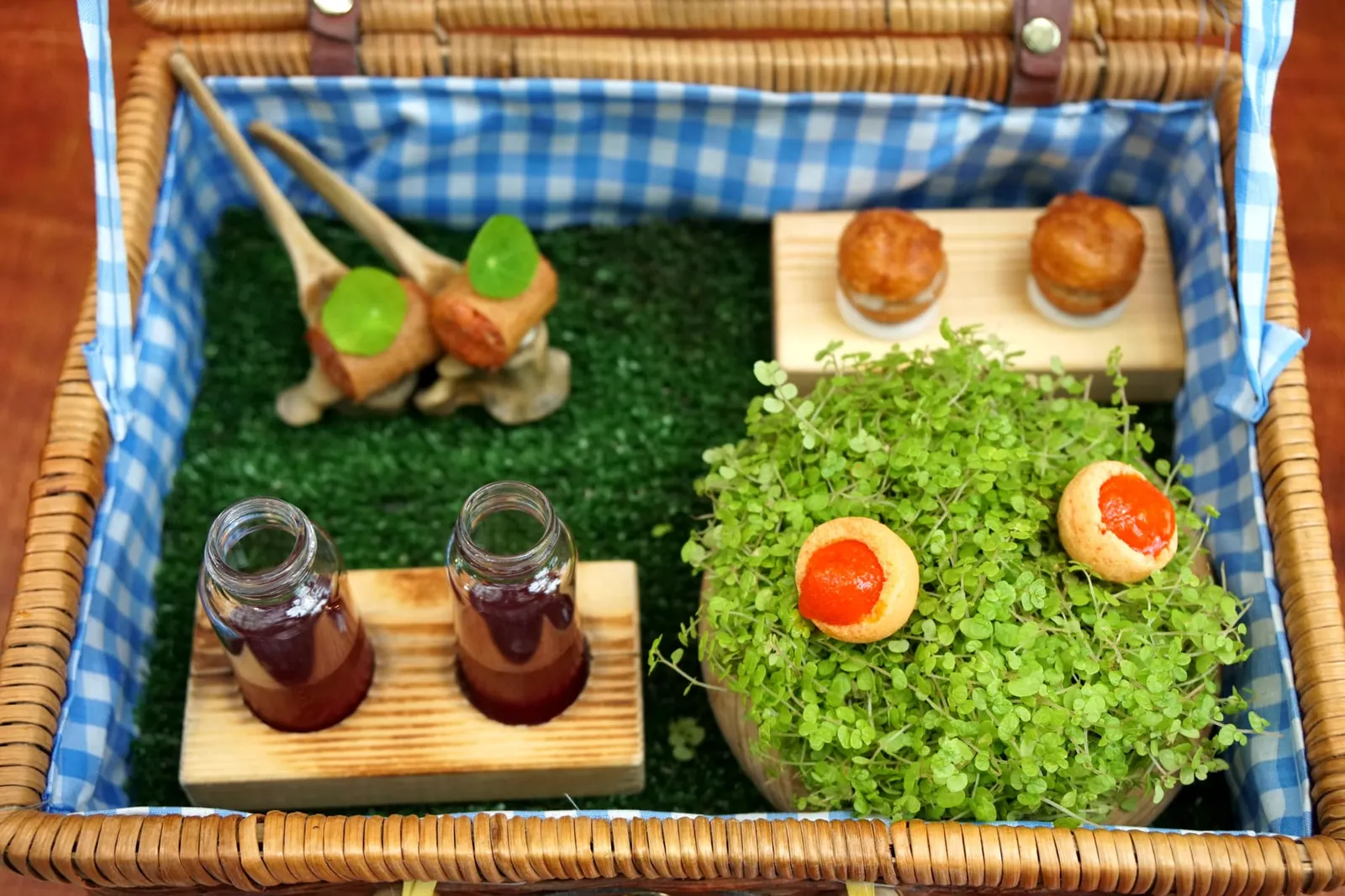 🧳 ~WELCOMING PICNIC~ กล่องปิคนิคที่ทางร้านนำเสิร์ฟอาหารเรียกน้ำย่อยขนาดเล็ก 3 อย่างและรีเฟรชเชอร์อีก 1 อย่างคือ Piquillo ice cream, Smoked fish brioche, Tartar of “Ibérico” และ Hibiscus