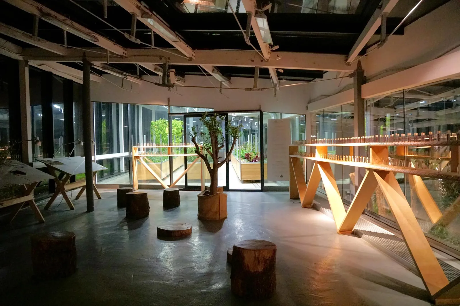 Germoplasm Bank จะอยู่ติดกับส่วนของ Greenhouse