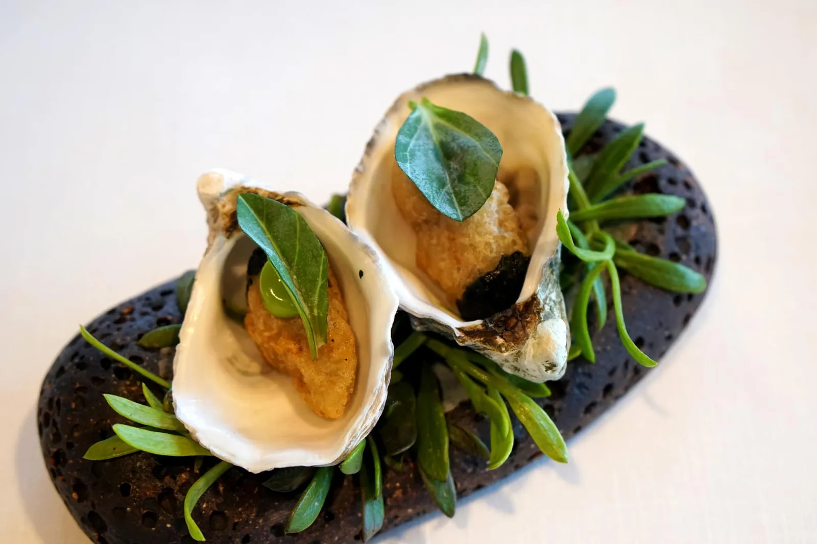 OYSTER, olive and olive oil อีกส่วนหนึ่งคือ Second service คือ Oyster Tempura ที่เชฟจะนำหอยนางรม Gillardeau มาทอดในน้ำมันมะกอกแบบเทมปุระ ผิวแป้งด้านนอกมีสีเหลืองสวย กรอบ ไม่อมน้ำมัน ตรงกันข้ามกับเนื้อหอยนุ่มๆด้านในทำให้เกิดมิติทางรสชาติ ข้างกันคือ Seaweed sauce ช่วยเพิ่มกลิ่นหอมทะเลให้กับจาน ด้านบนคือใบ Oyster leaf รองด้านล่างด้วย Concentrated wakame สีเขียวอ่อนทำมาจากสาหร่ายวากาเมะ ถือเป็นจานที่มีวัตถุดิบไม่มาก เเต่ทำรสชาติออกมาได้ว้าวมากจริงๆ (20/20)