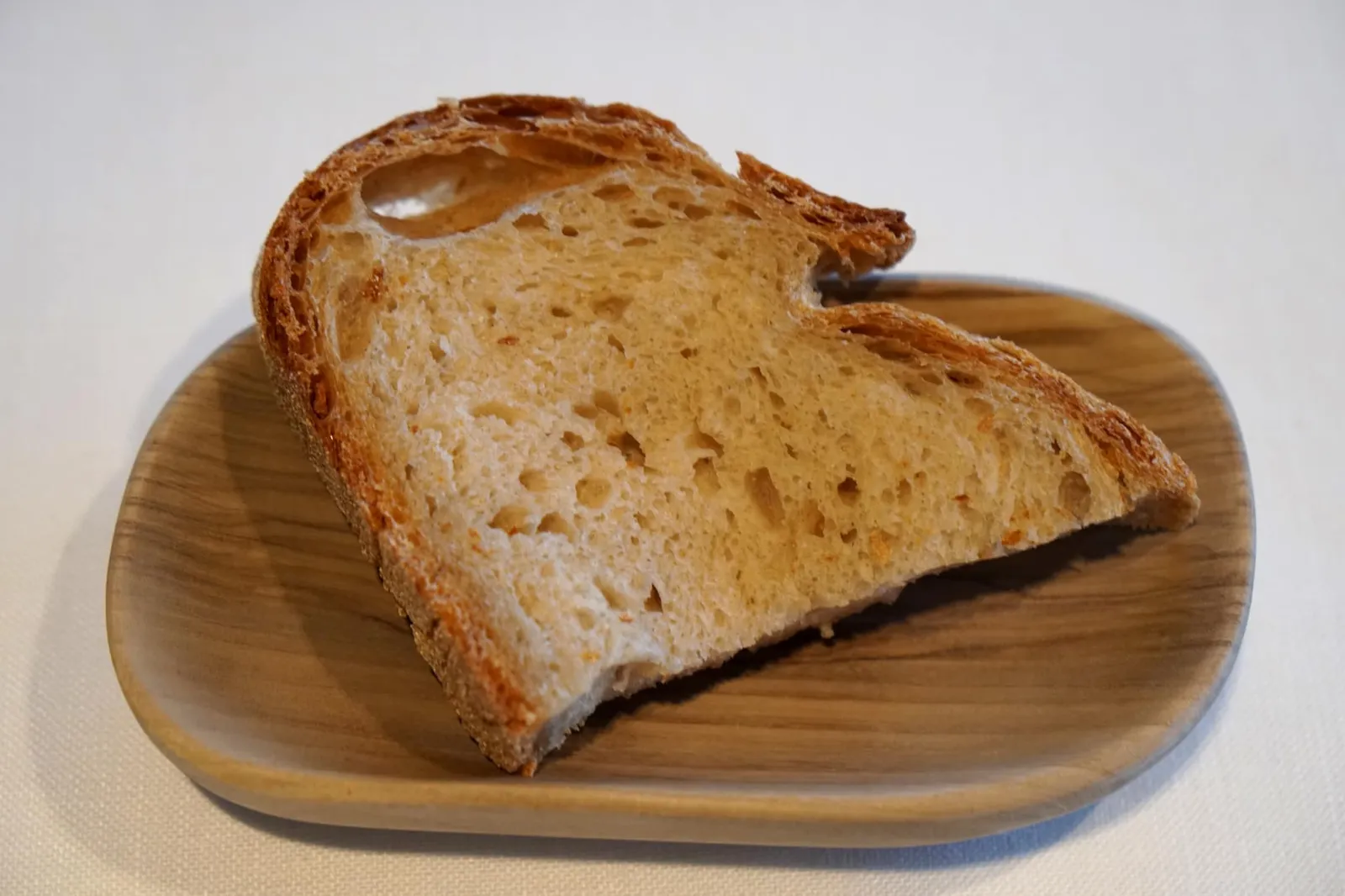 Loaf bread Hogaza คือขนมปัง Sourdough พื้นบ้านของประเทศสเปน มีถิ่นกำเนิดจากแคว้น Zamora y León ทางร้านได้มาจากเมือง Mungia ทำการหมักโดยใช้วิธี Double fermentation จนมีผิวด้านนอกกรอบ แต่เนื้อขนมปังยังคงความนุ่ม มีรสเปรี้ยวอ่อนๆ ถือเป็นซาวโดที่ดี (17/20)