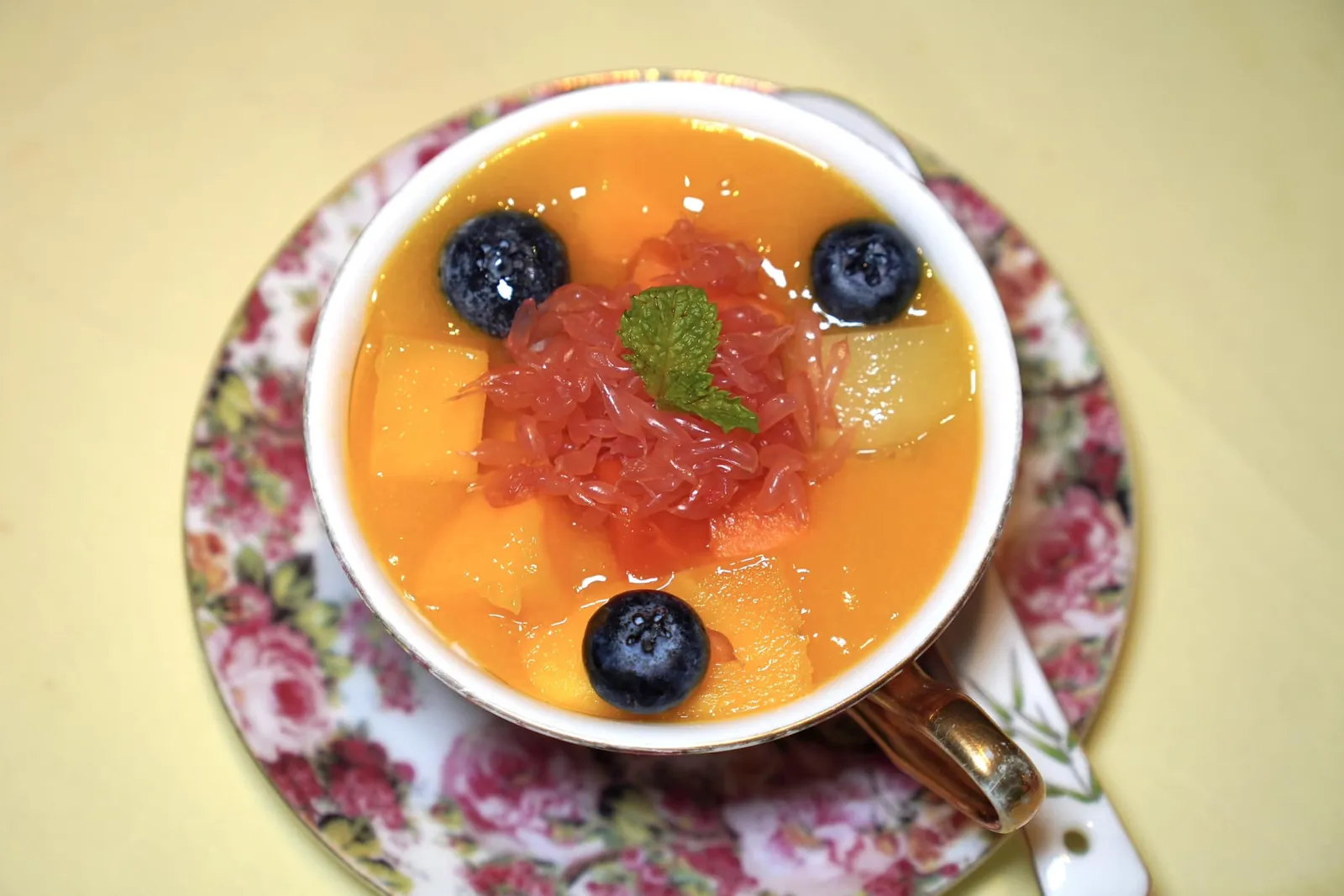 香堤杨枝 露华浓 (39 CNY) Chilled Mango Sago Cream with Pomelo สาคูมะม่วงแบบพื้นบ้านรสชาติเปรี้ยวหวาน เนื้อสาคูนุ่มหนึบ ทางร้านใส่ส้มโอและผลเบอร์รี่มาด้วย (13/20)