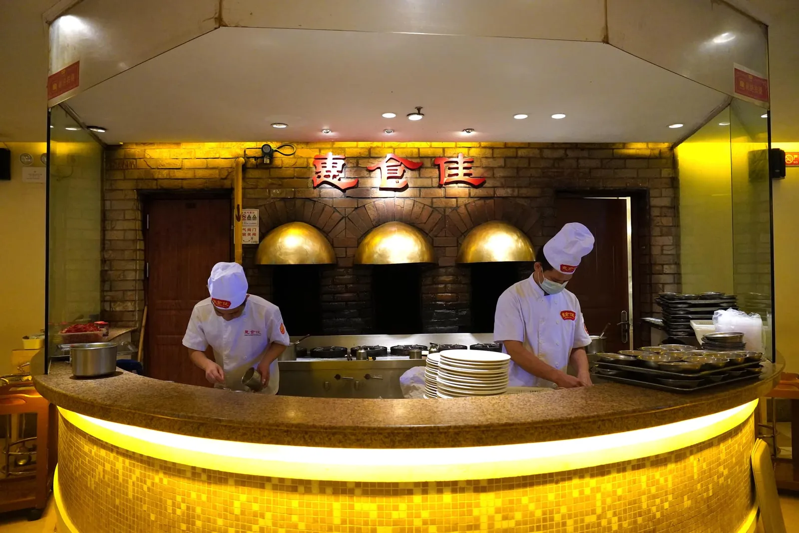 ฝั่งหนึ่งเป็นสเตชั่นสำหรับทำเมนูจำพวก Claypot