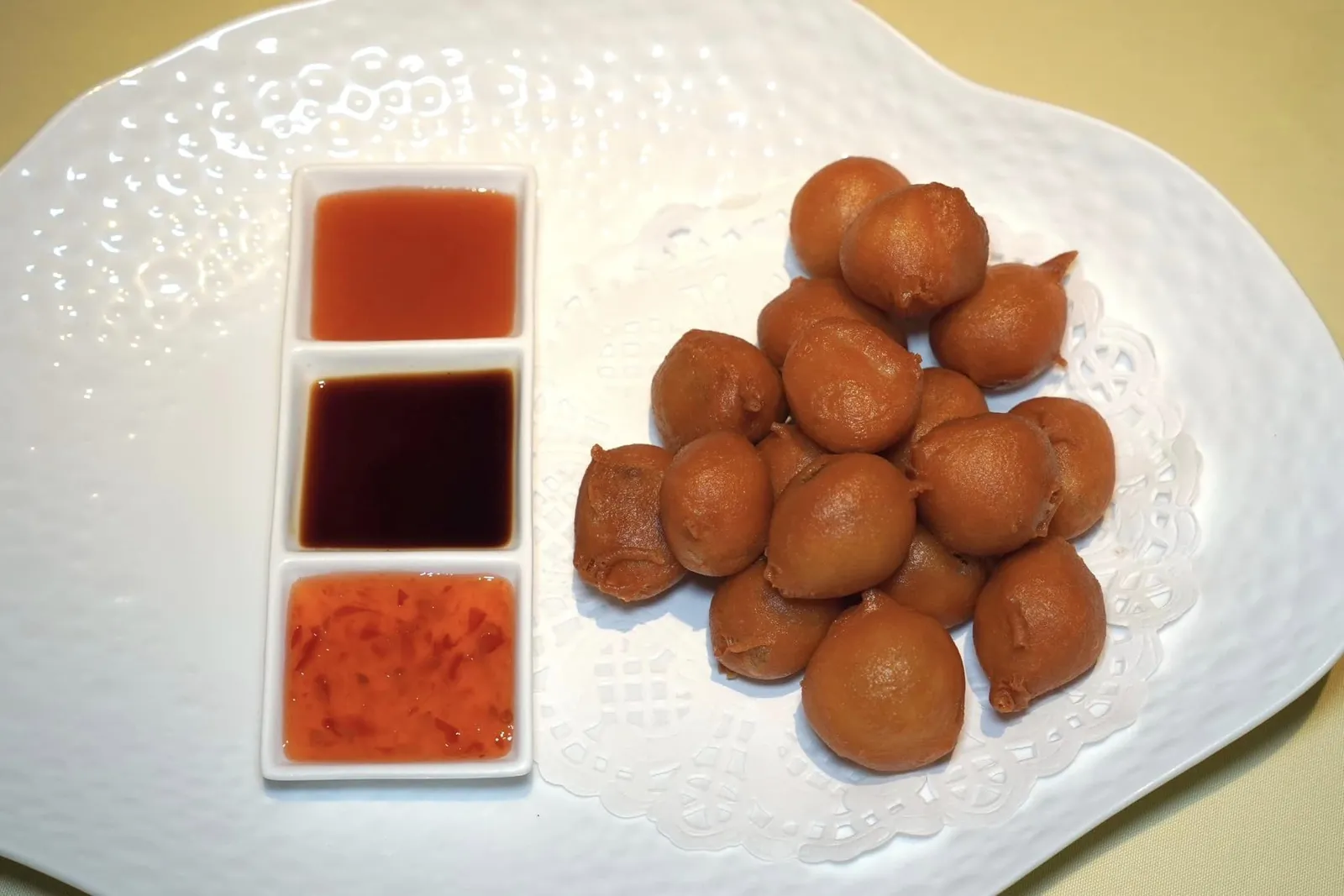 咕噜肉 省城古董 (89 CNY) Traditional Gulaorou (Sweet and Sour Pork) หมูเปรี้ยวหวานสูตรพื้นบ้านได้จากการนำเนื้อหมูไปชุบแป้งทอด เมื่อแรกเคี้ยวจะสัมผัสได้ถึงความกรอบที่หิวชั้นนอกตัดกันกับความนุ่มละมุนของเนื้อหมูตรงกลาง นอกจากนี้ยังมีน้ำซอสมาให้เลือกจิ้มกันถึง 3 อย่างอีกด้วย (15/20)