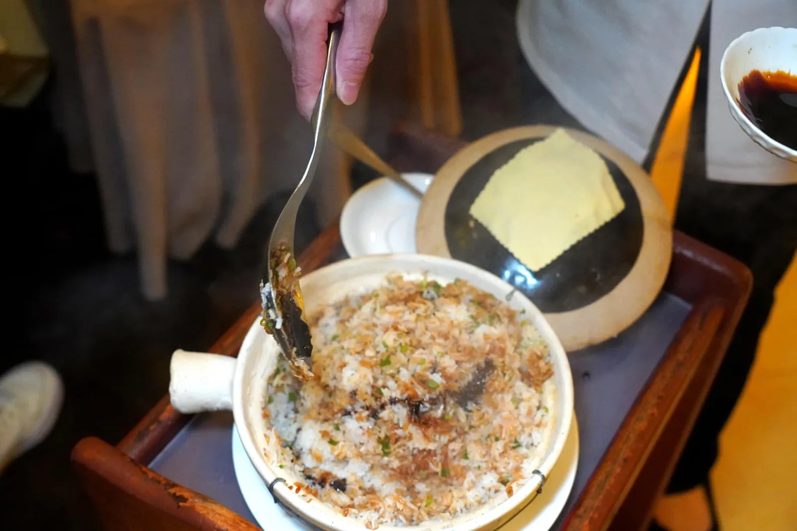 小葱瑶柱 鲜见煲仔饭 (99 CNY) Claypot Rice with Dried and Fresh Scallop & Scallion ปิดท้ายอาหารคาวด้วยข้าวอบหม้อดินสูตรเด็ดที่พนักงานจะคอยมาเสิร์ฟและคลุกซอสให้ถึงข้างโต๊ะ (14/20)