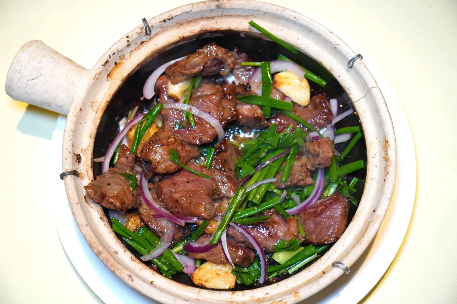 啫小雪花牛肉 (创于2009年) (199 CNY) Ze Ze Marbled Beef (Created in 2009) ห้ามพลาดสุดยอดเมนูเด็ดอย่าง Ze Ze ที่มีให้เลือกชิมกันหลากหลายวัตถุดิบโดยในวันนี้เราได้เลือก Ze Ze Marbled Beef ที่นำเนื้อวัวส่วนที่นุ่มและมีไขมันแทรกไปอบในหม้อดินกับสมุนไพรต่าง ๆ เนื้อวัวนุ่ม ฉ่ำ หอมกลิ่นสมุนไพรเข้าเนื้อ รับประทานเปล่า ๆ ไม่นานก็หมด (15/20)