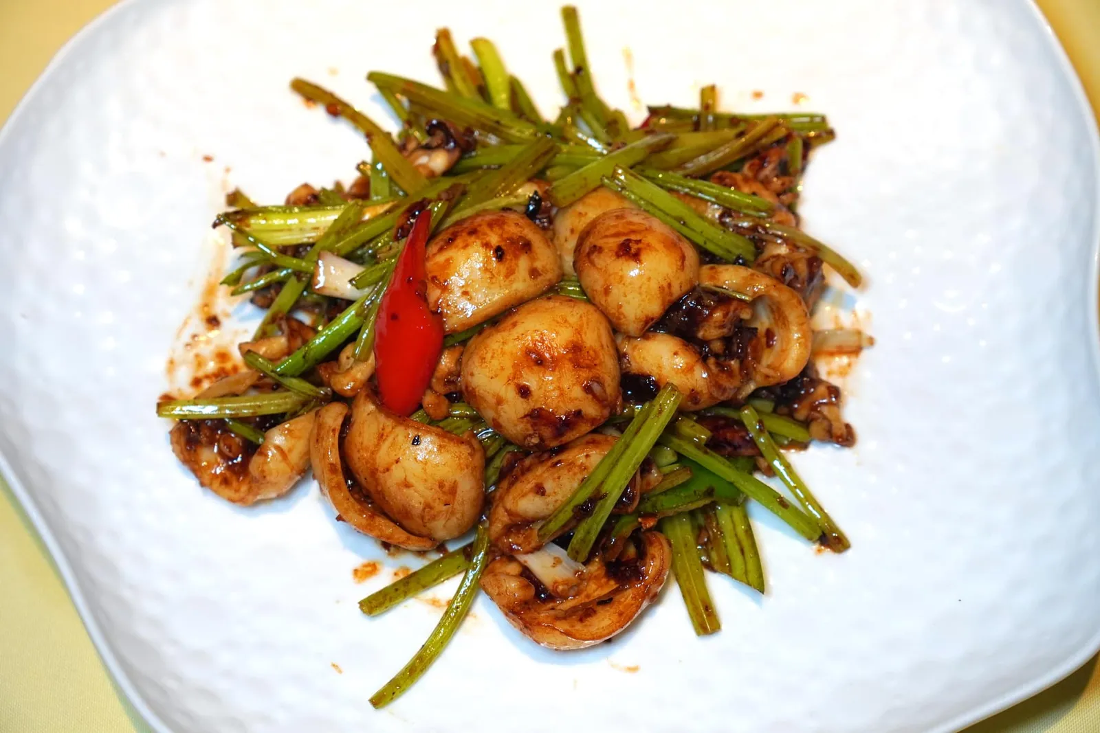 浓酱爆吊筒 (创于1995年) (99 CNY) Stir-fried Cuttlefish with Condensed Sauce หมึกกระดองผัดมาแบบสุกกำลังดีสังเกตได้จากเนื้อสัมผัสที่หนึบสู้ฟันควบคู่ไปกับน้ำซอสสูตรลับที่ผ่านความร้อนสูงจนงวดให้รสชาติที่เข้มข้น หอมอร่อยในแบบที่ควรจะเป็น (15/20)