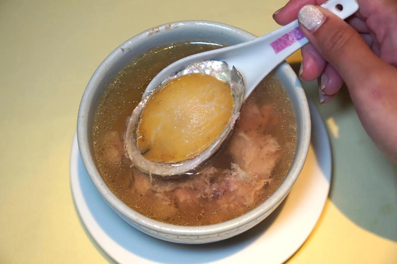 原盅鲍鱼炖鸡汤 (55 CNY) Chicken and Abalone Soup ซุปไก่เสิร์ฟมาในถ้วยแบบพื้นบ้าน อุณหภูมิของซุปร้อนจัดให้รสชาติที่กลมกบ่อม ทางร้านยังให้หอยเป่าฮื้อไซซ์ใหญ่มาแบบทั้งตั่วยเสริมกลิ่นอายทะเลให้กับซุปเพียงเบา ๆ นอกจากนี้เนื้อสัมผัสของหอยยังนุ่มหนึบ ไร้ที่ติ (14/20)