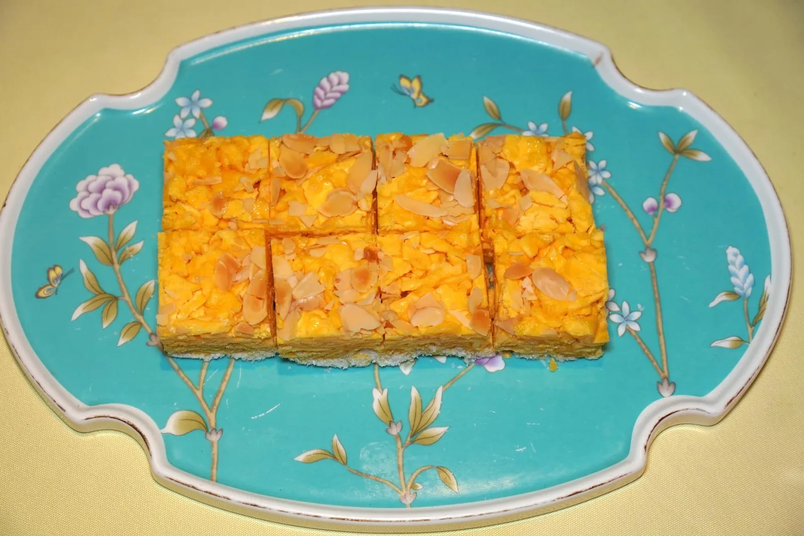 朱雀萨琪玛 (39 CNY) Suzaku's Signature Sachima Sachima เป็นอาหารหวานท้องถิ่นที่เตรียมมาจากแป้งและมีต้นกำเนิดมาจากแคว้นแมนจูเรีย ในนครกว่างโจวเราพบว่าของหวานชนิดนี้ได้รับความนิยมเป็นอย่างมาก รสชาติมีความหวานเบา ๆ เคี้ยวง่าย อร่อยกว่าร้านทั่ว ๆ ไปอย่างชัดเจน (15/20)