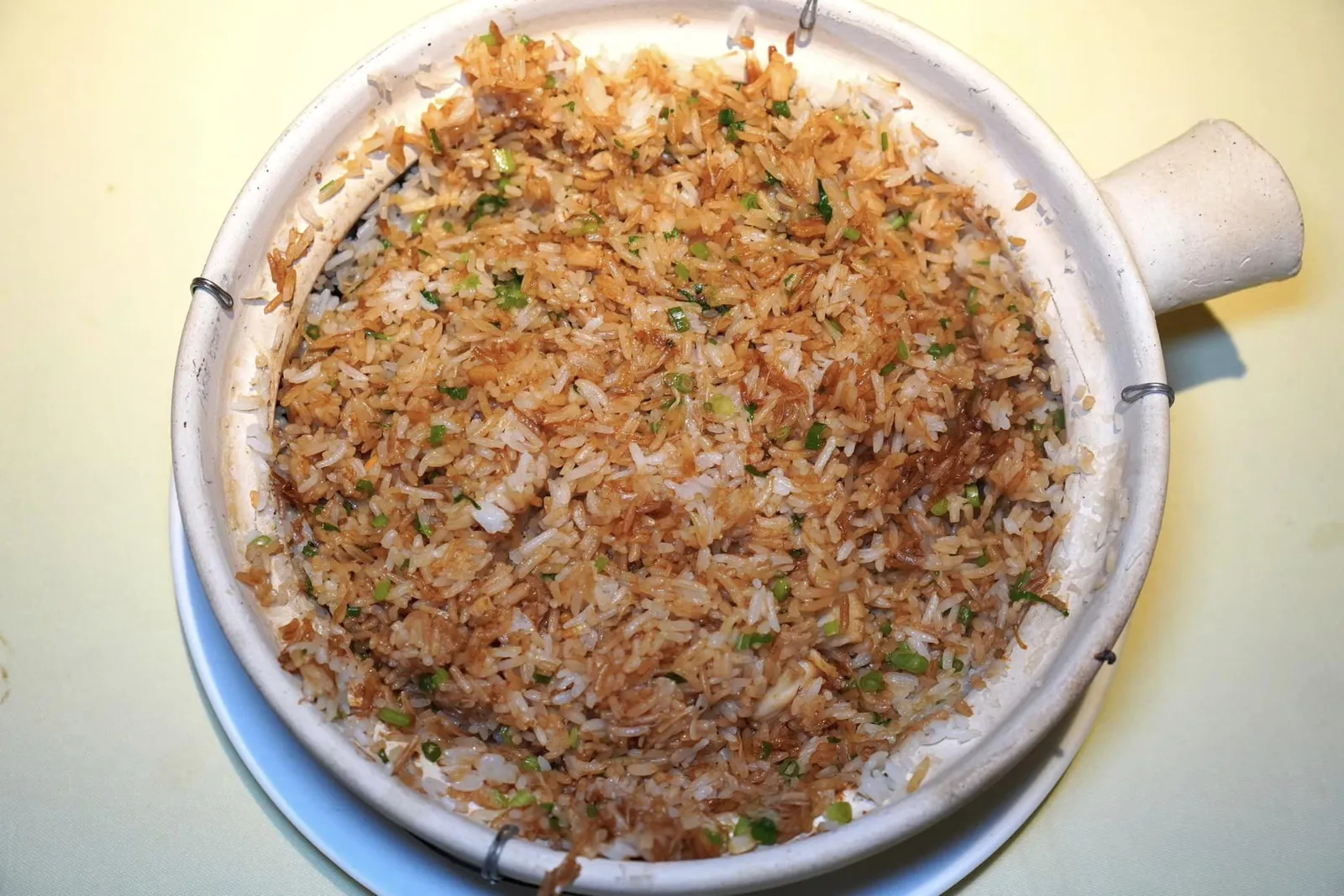 小葱瑶柱 鲜见煲仔饭 (99 CNY) Claypot Rice with Dried and Fresh Scallop & Scallion ข้าวมีความร่วนและแห้งพอประมาณ พนักงานจะเทราดซอสลงไปแล้วคลุกให้เข้ากัน ด้านในมีทั้งหอยเชลล์สดและหอยเชลล์แห้ง จากนั้นเทราดต้นหอมจีนลงไปจนล้มชาม (14/20)