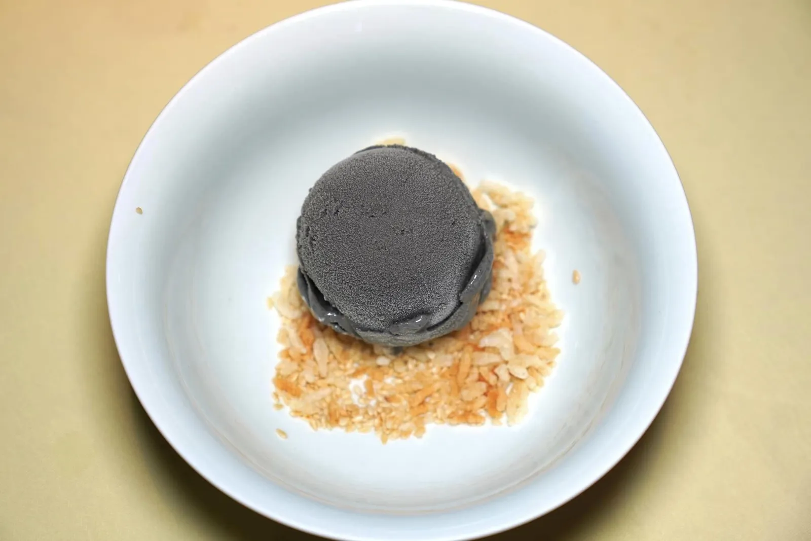 芝麻雪糕 (23 CNY) Sesame Ice Cream อีกหนึ่งไฮไลท์ขนมหวานของร้าน Wisca ทั้ง 2 สาขาที่ได้รับการแนะนำลงในมิชลินไกด์คือไอศกรีมโฮมเมดรสชาติต่าง ๆ ซึ่งทางร้านเตรียมออกมาได้ดีเกินคาด เราได้ลองชิมไอศกรีมงาดำที่มีครบทั้งเนื้อสัมผัสที่ดี กลิ่นหอม รองด้านล่างด้วยครัมเบิ้ลกรอบ ๆ (15/20)