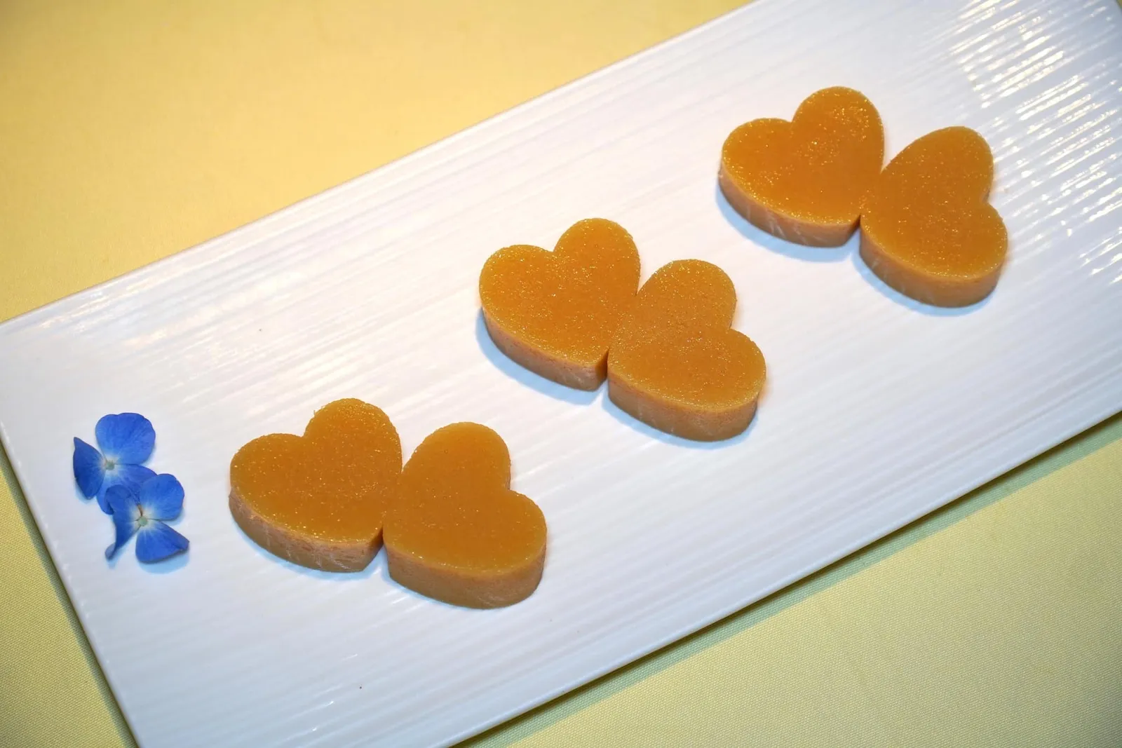 宫廷名点 豌豆黄 (创于2012年) (39 CNY) Pea Paste Cake (Created in 2012) เมนูของหวานที่ได้รับการรังสรรค์ขึ้นในปี 2012 มีลักษณะเป็นเค้กรูปหัวใจเนื้อเนียนคล้ายขนมหม้อแกง ทั้งยังให้รสชาติหวานละมุนกลมกล่อม (15/20)